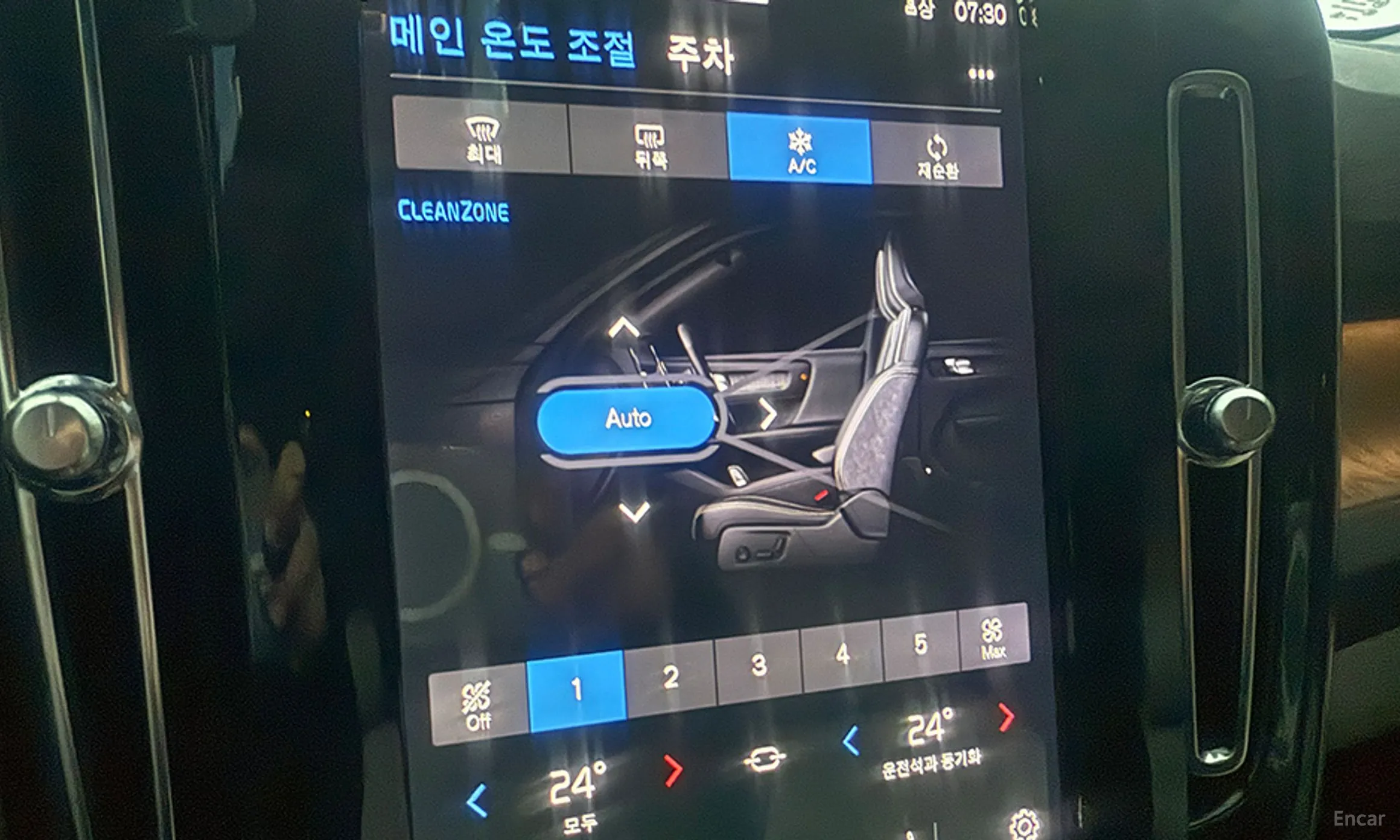 Volvo XC40 превью 7