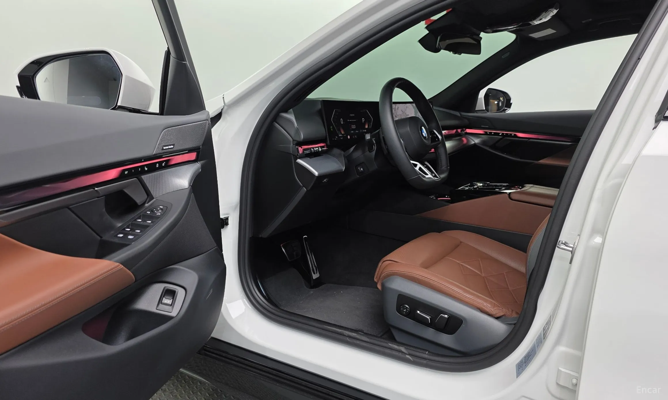 BMW 5 Series (G60) превью 13