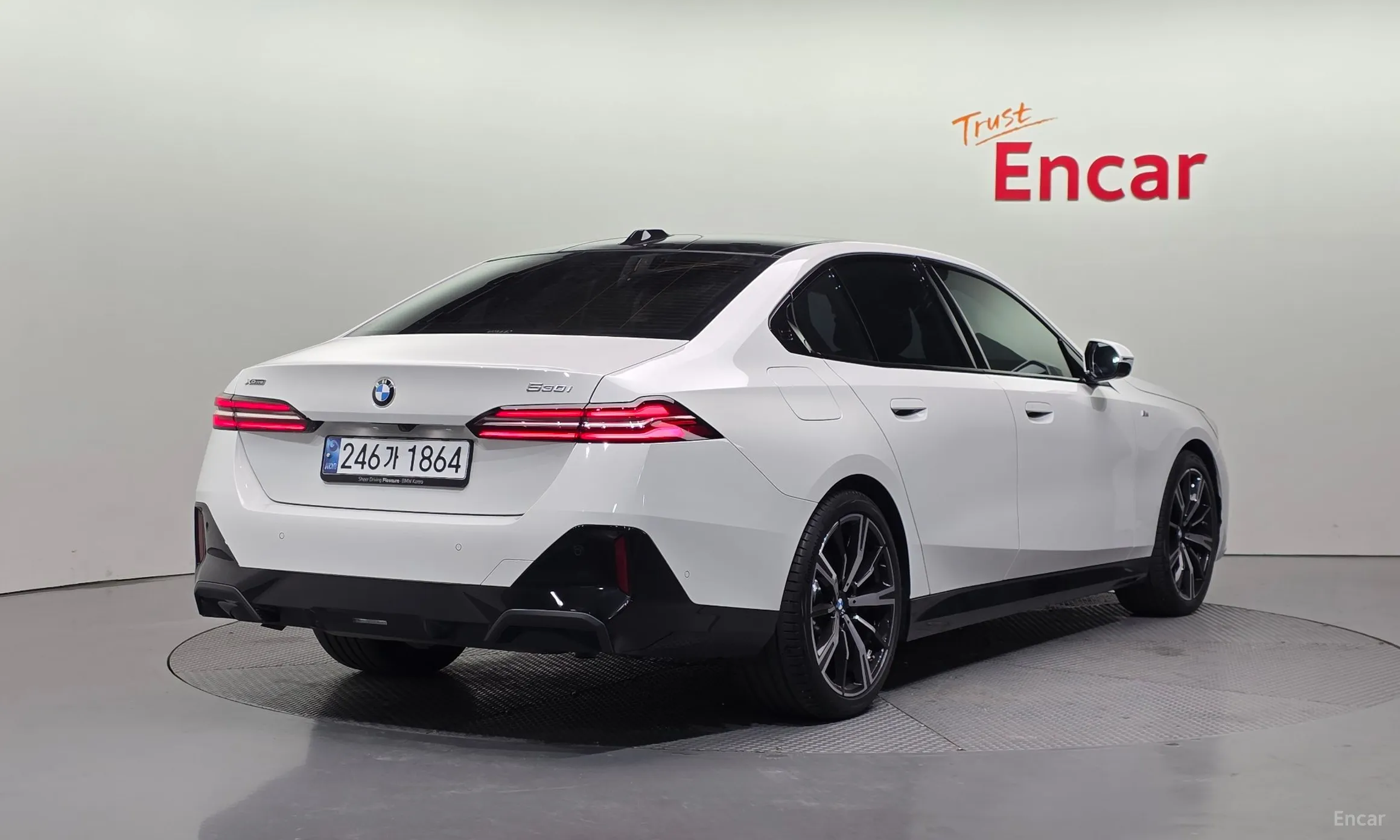 BMW 5 Series (G60) превью 2
