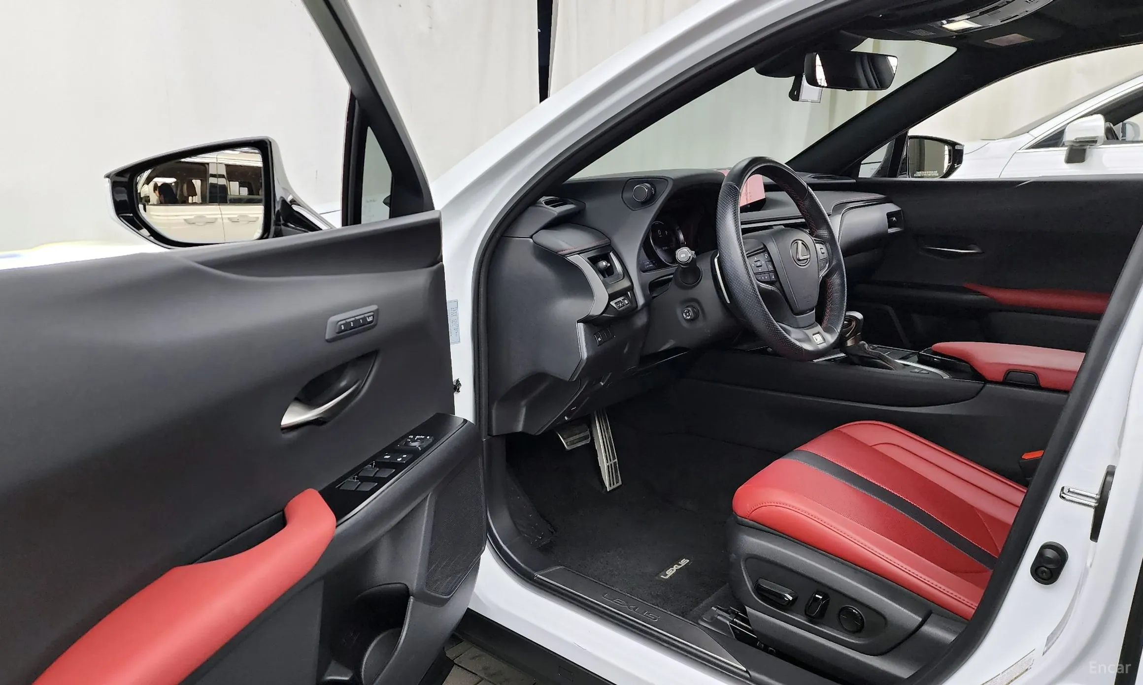 Lexus UX250h превью 10