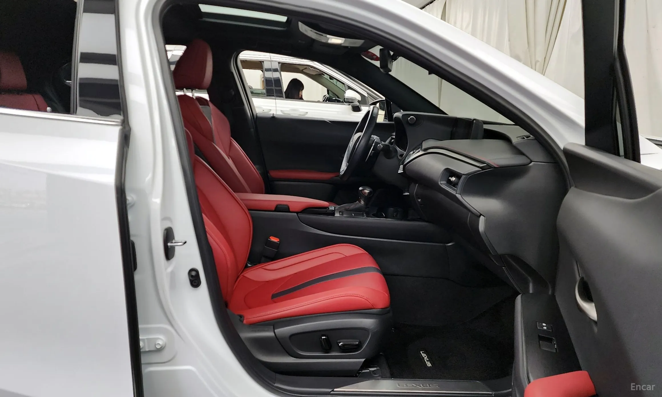Lexus UX250h превью 11