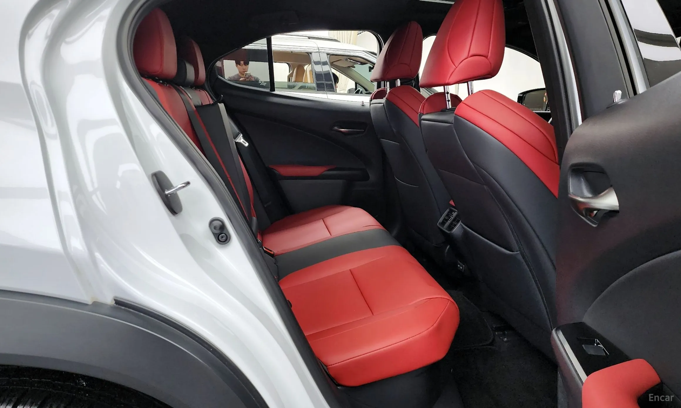 Lexus UX250h превью 12