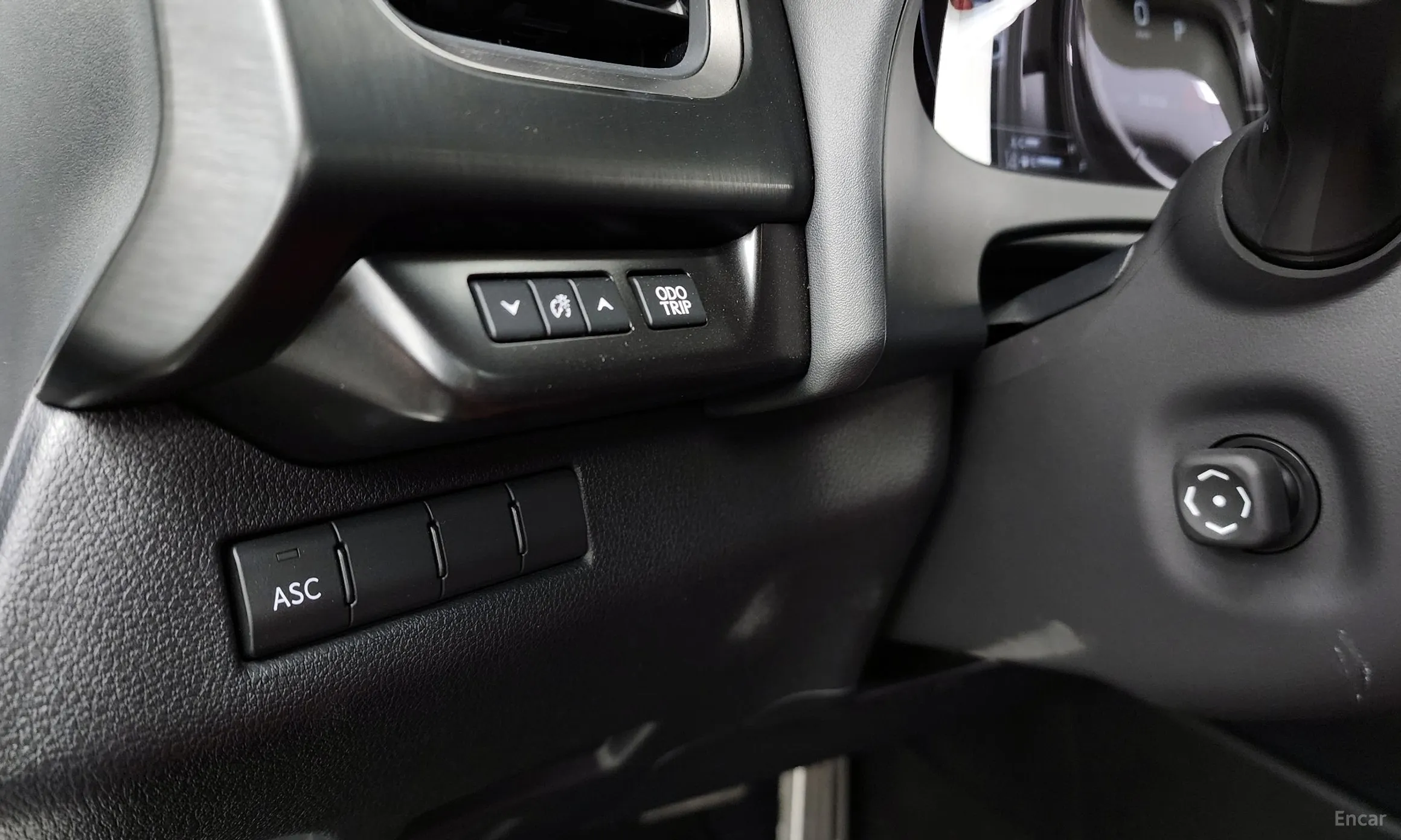 Lexus UX250h превью 16