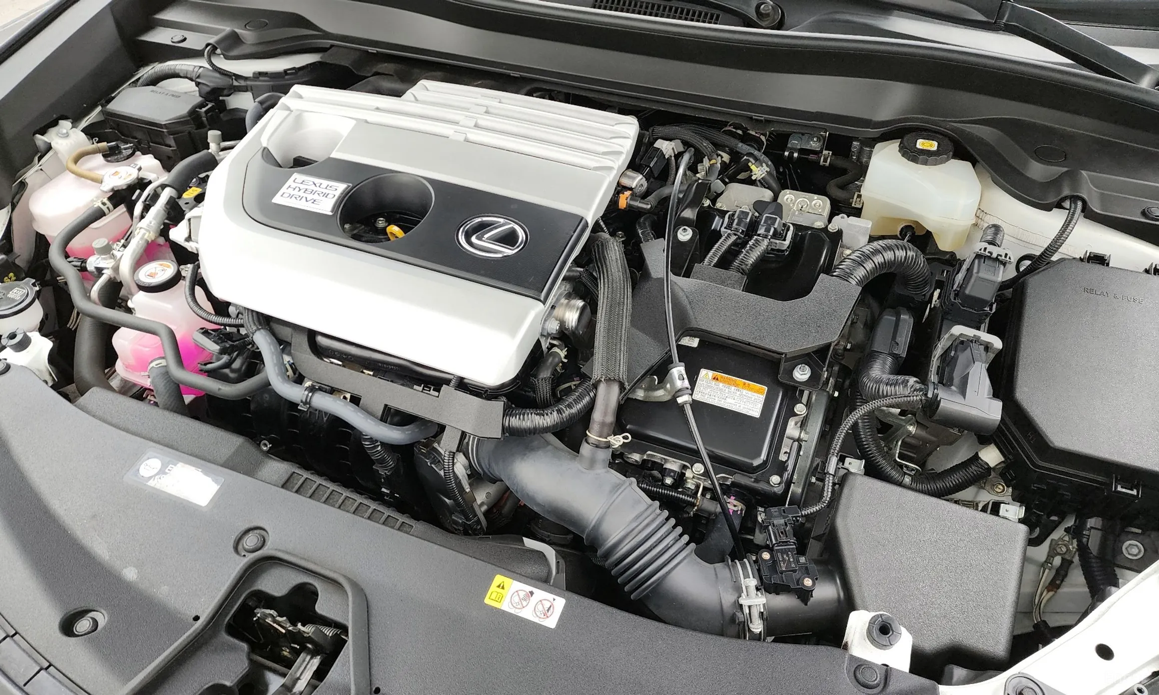 Lexus UX250h превью 6