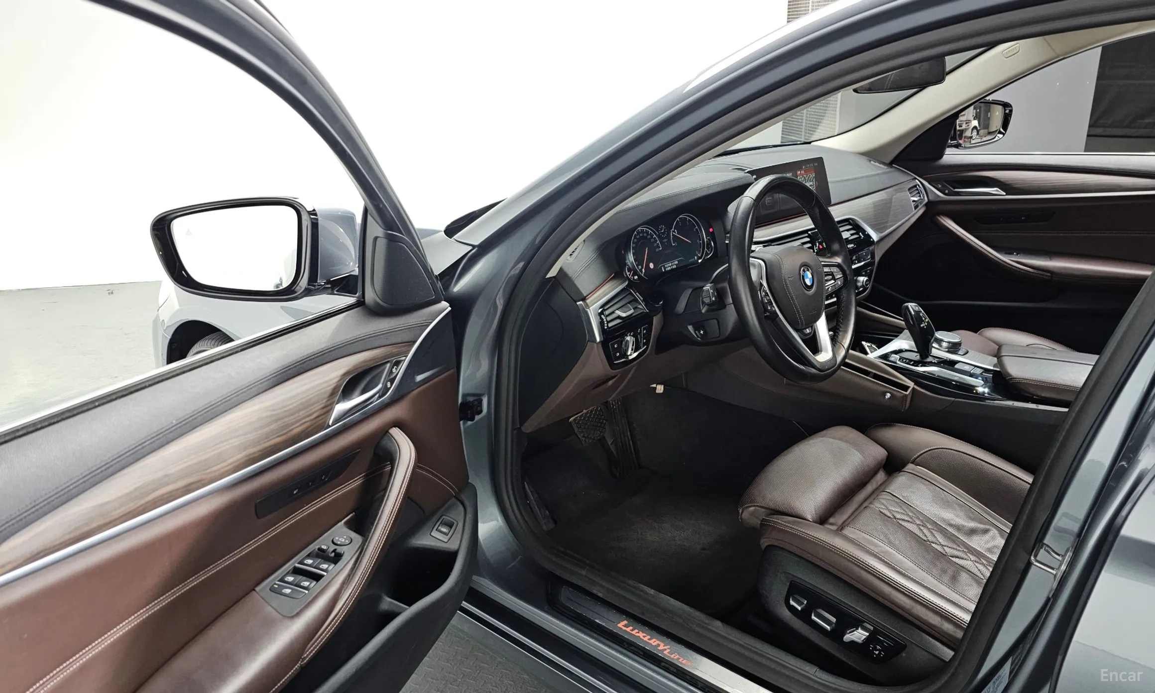 BMW 5 Series (G30) превью 11