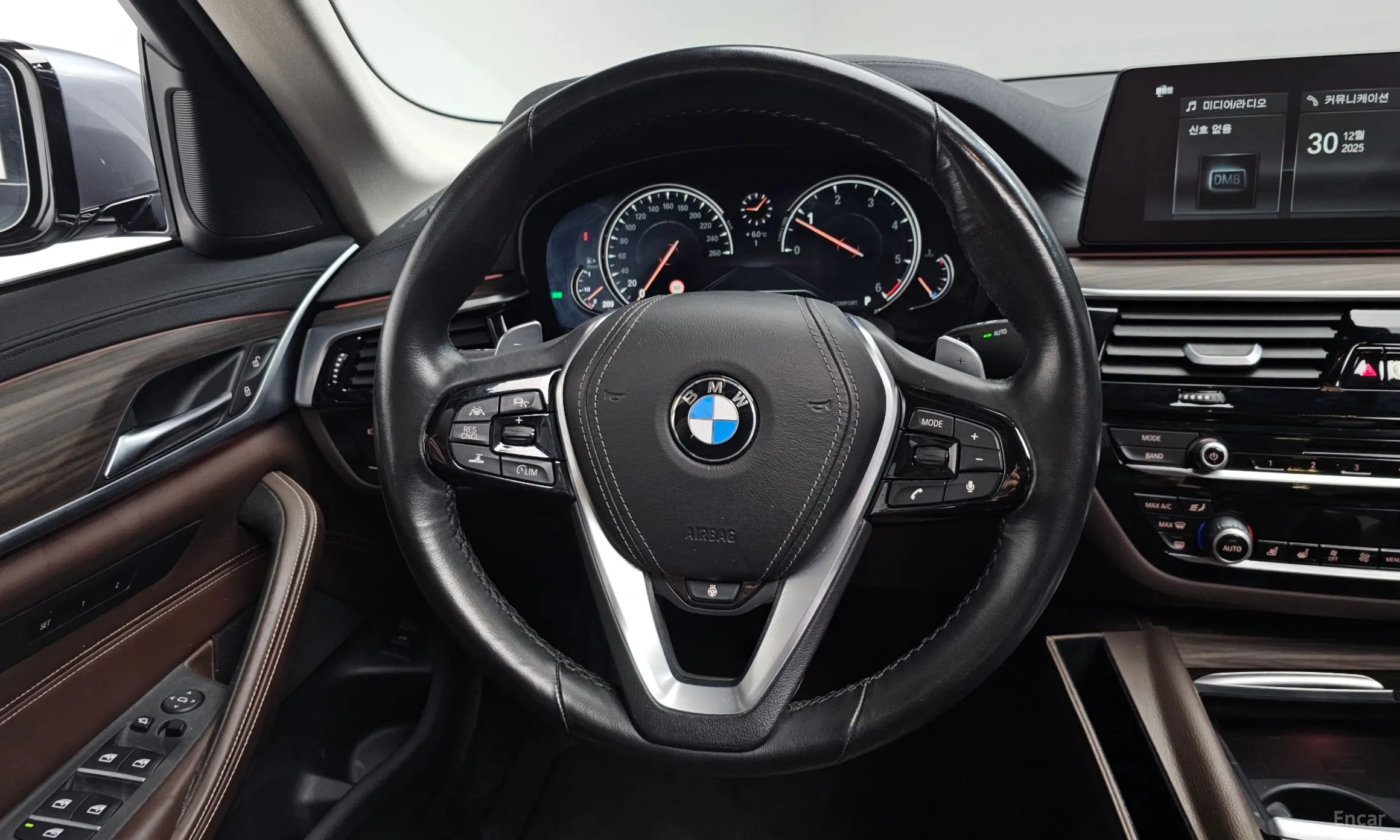 BMW 5 Series (G30) превью 13
