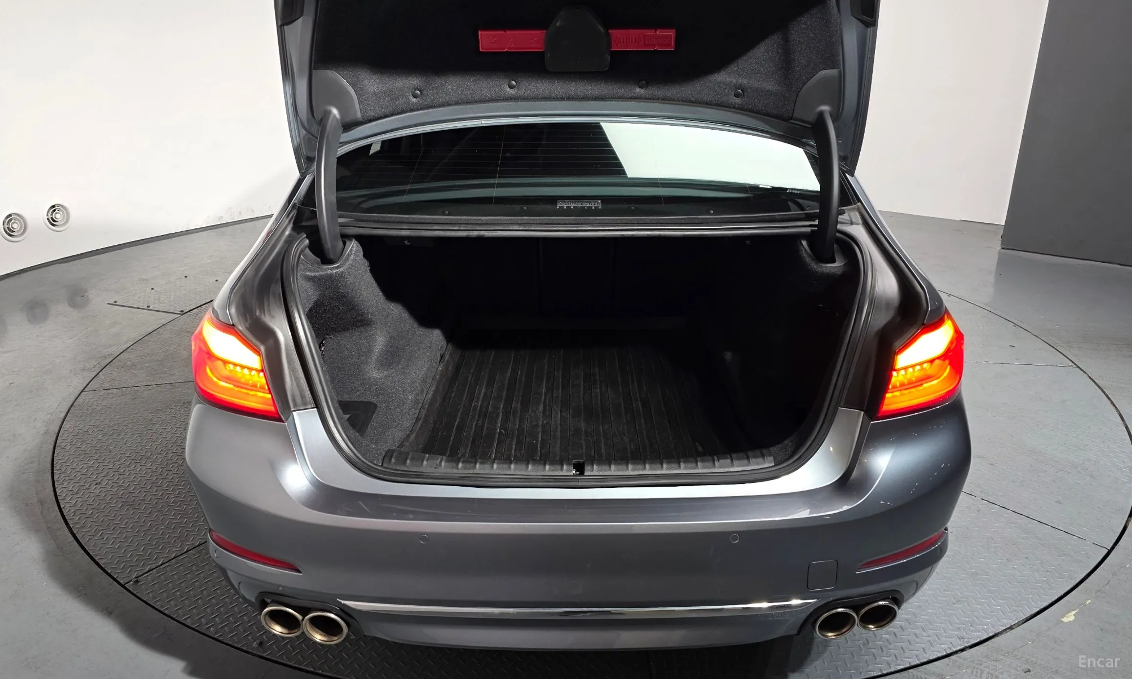 BMW 5 Series (G30) превью 20