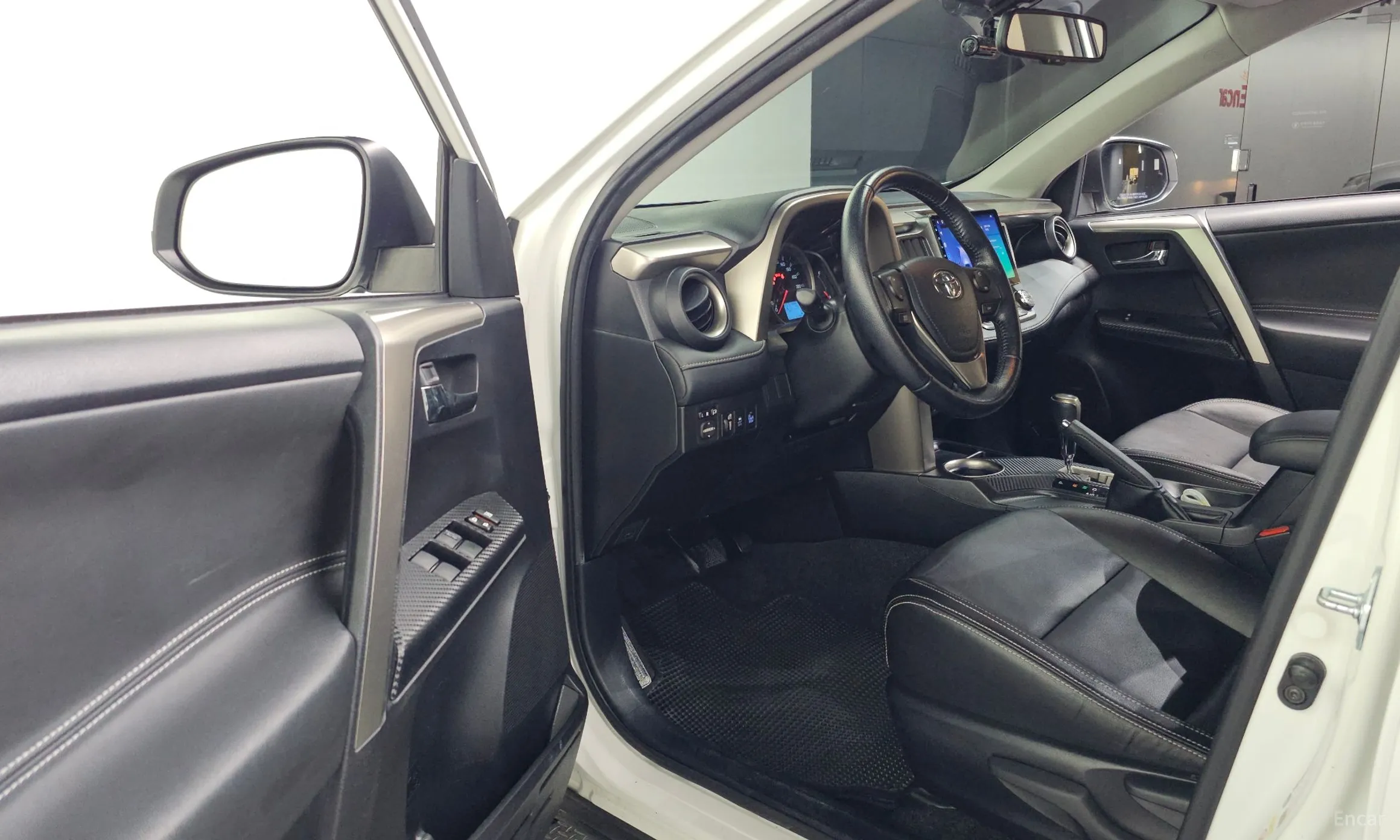 Toyota RAV4 превью 10