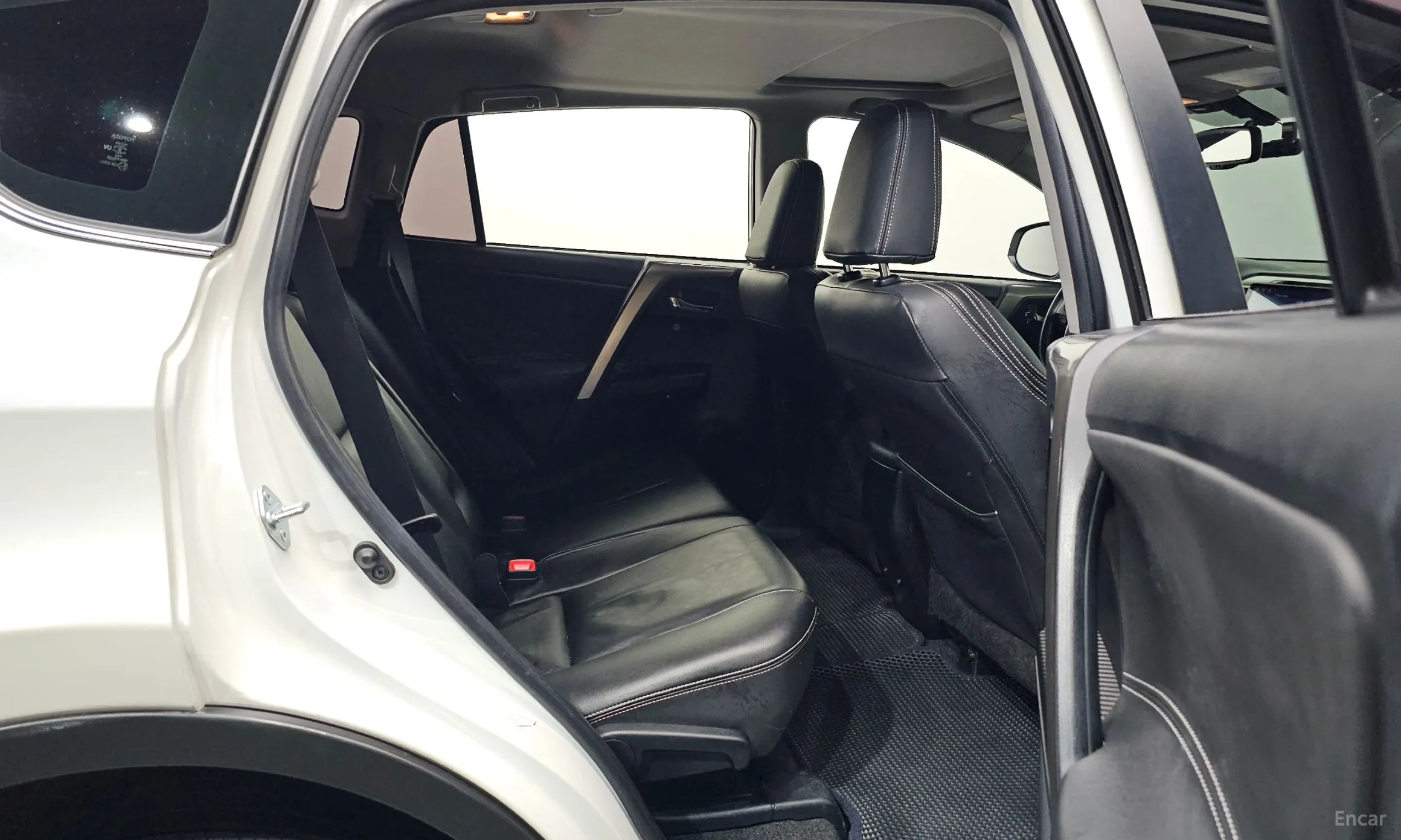 Toyota RAV4 превью 12