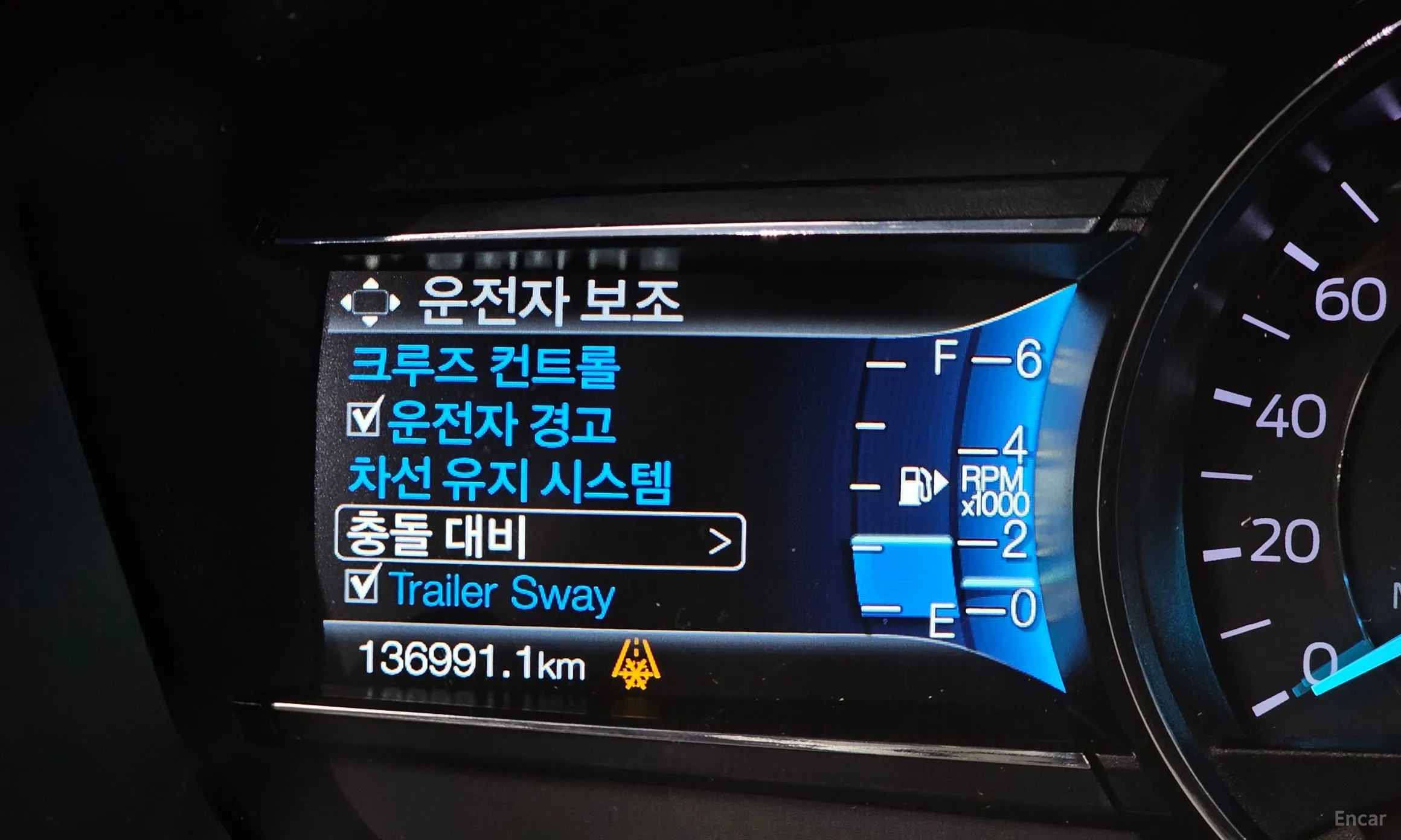Ford Explorer превью 16