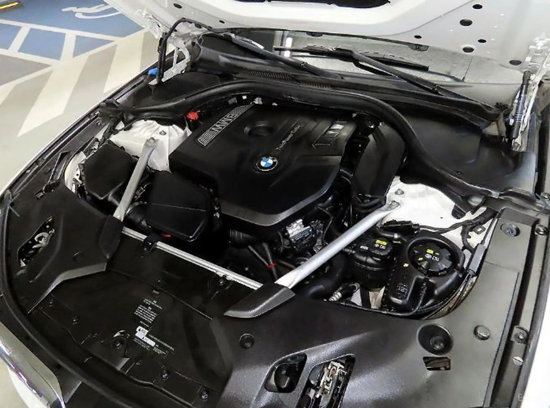 BMW 5 Series (G30) превью 19