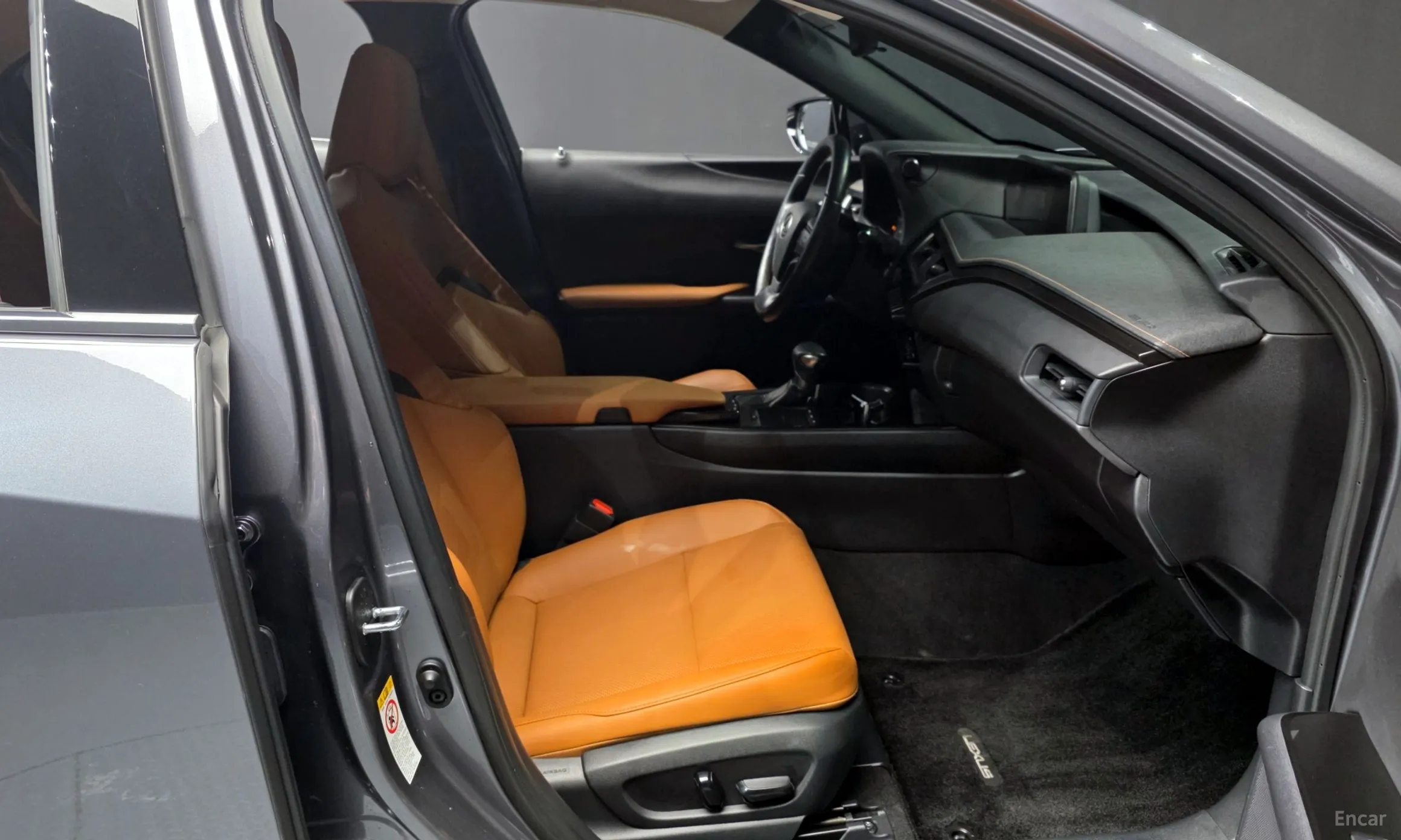 Lexus UX250h превью 11