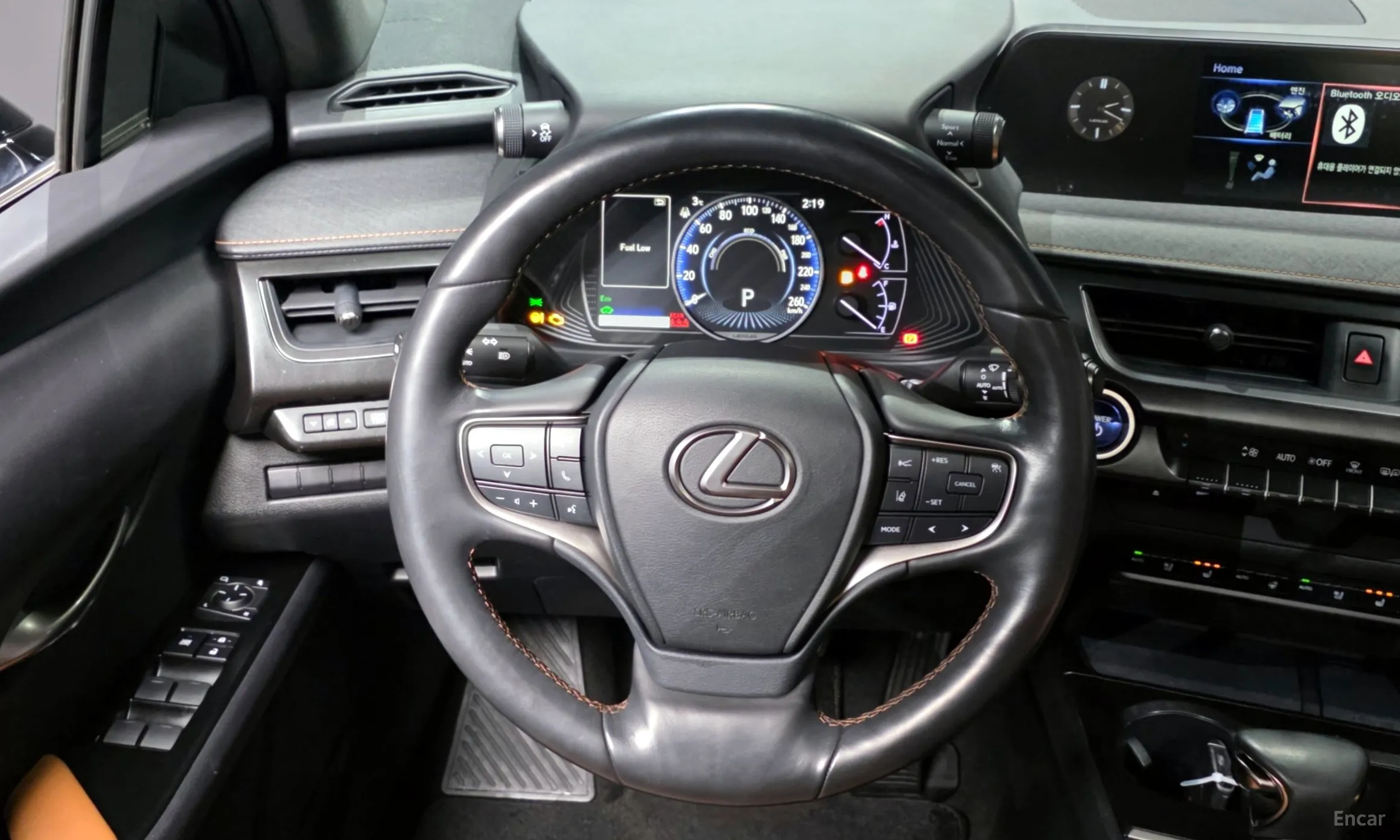 Lexus UX250h превью 13