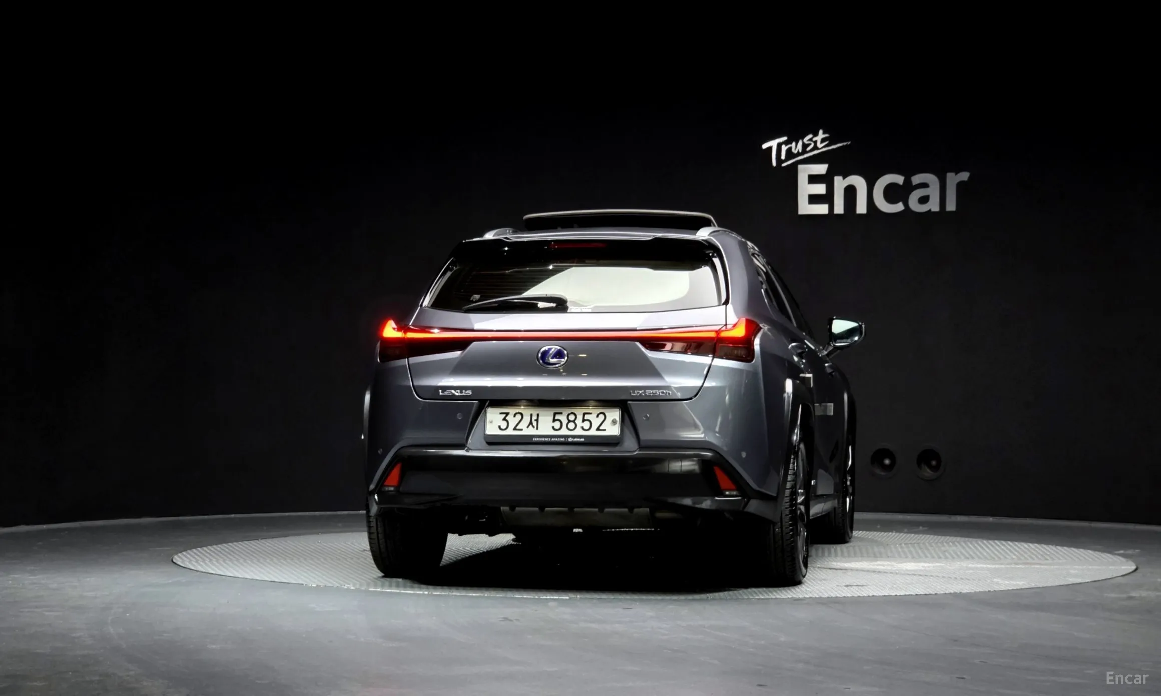 Lexus UX250h превью 4