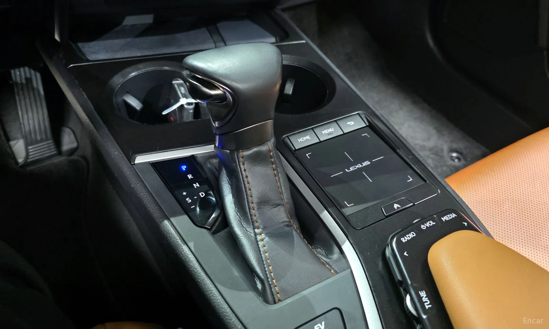 Lexus UX250h превью 9