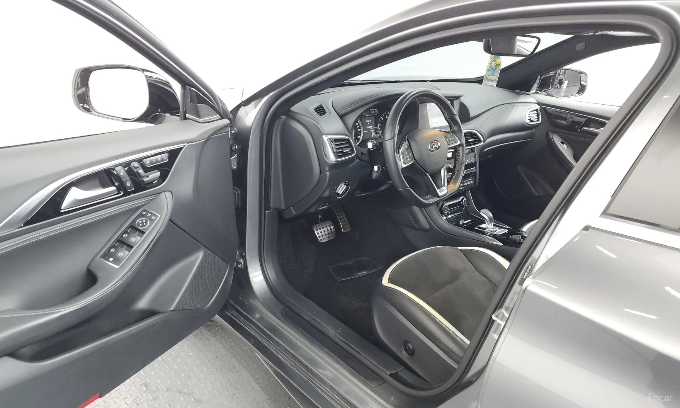 Infiniti Q30 превью 10