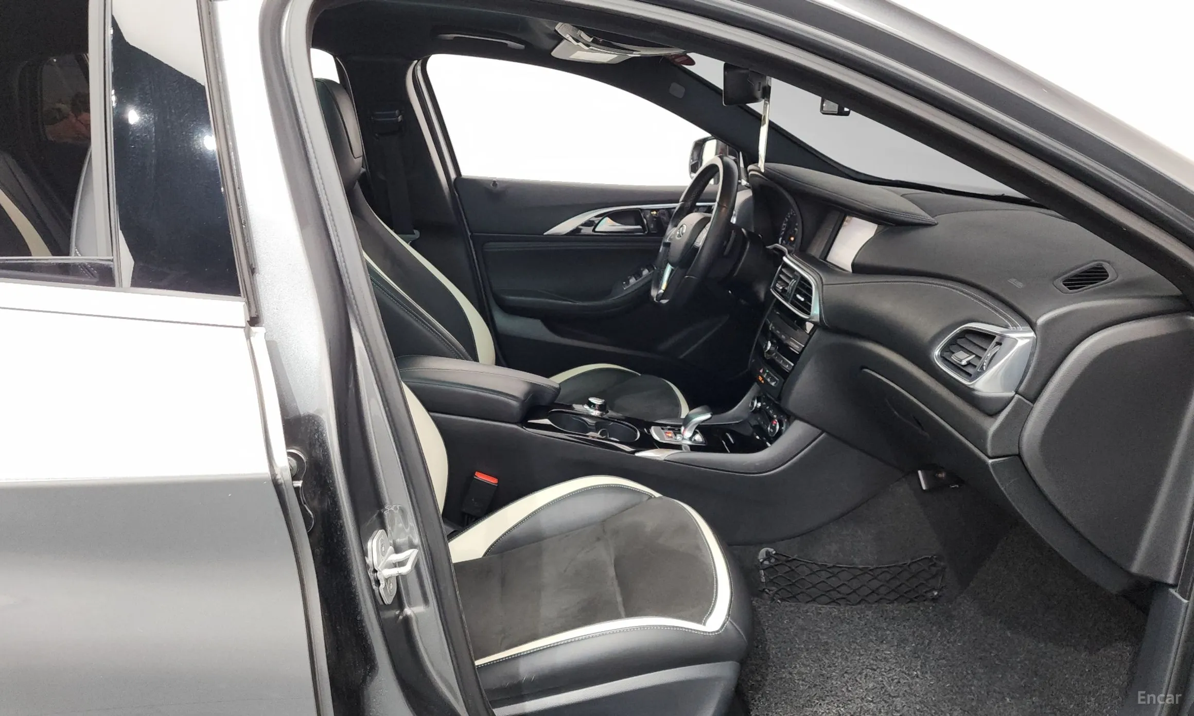 Infiniti Q30 превью 11