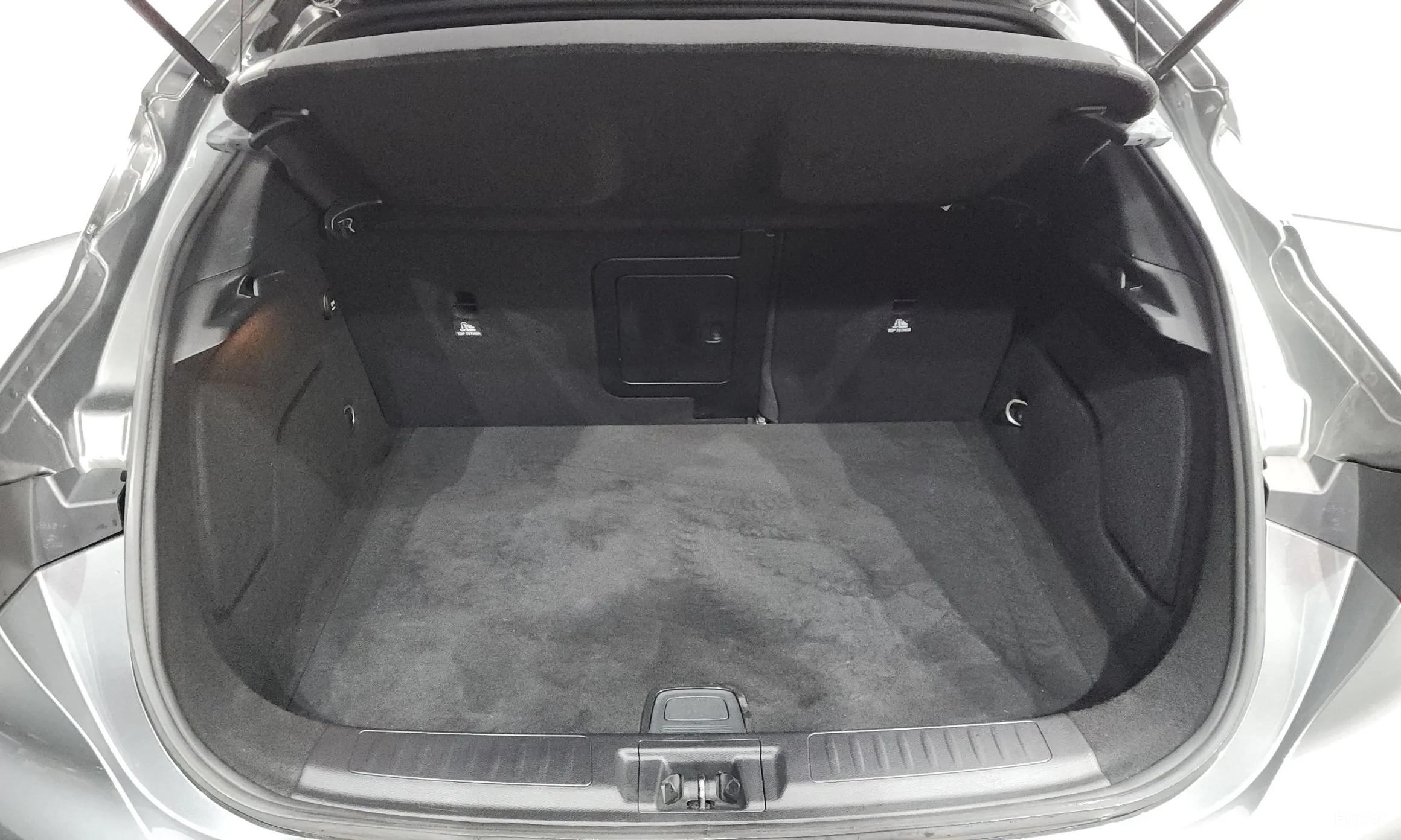 Infiniti Q30 превью 20