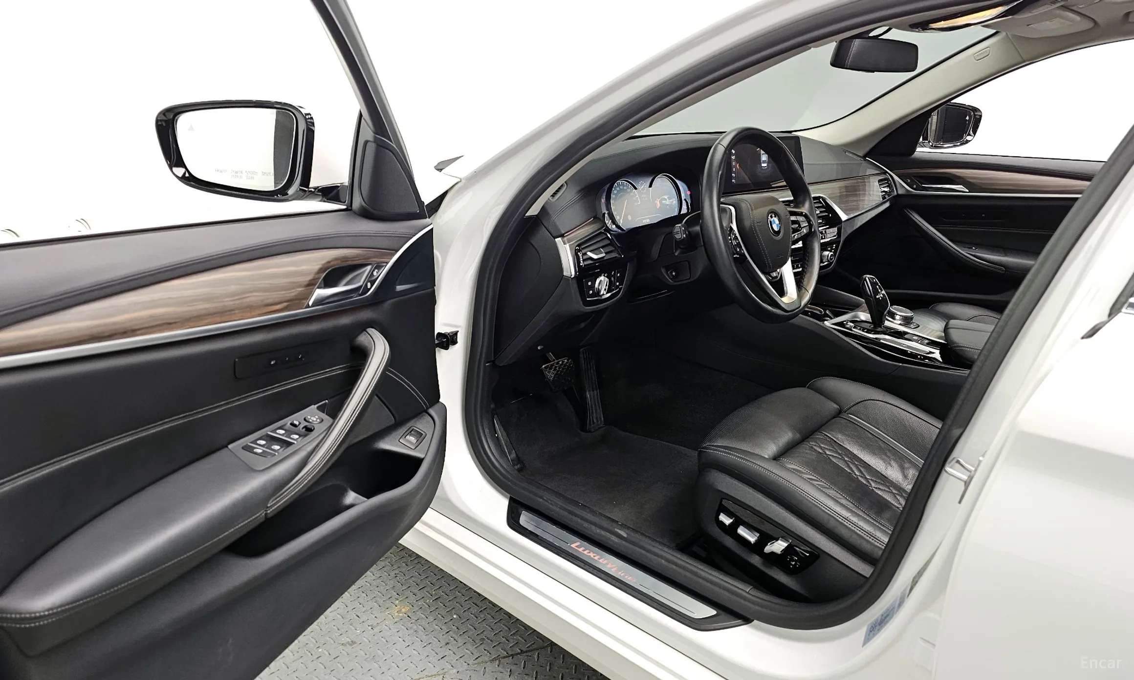 BMW 5 Series (G30) превью 10