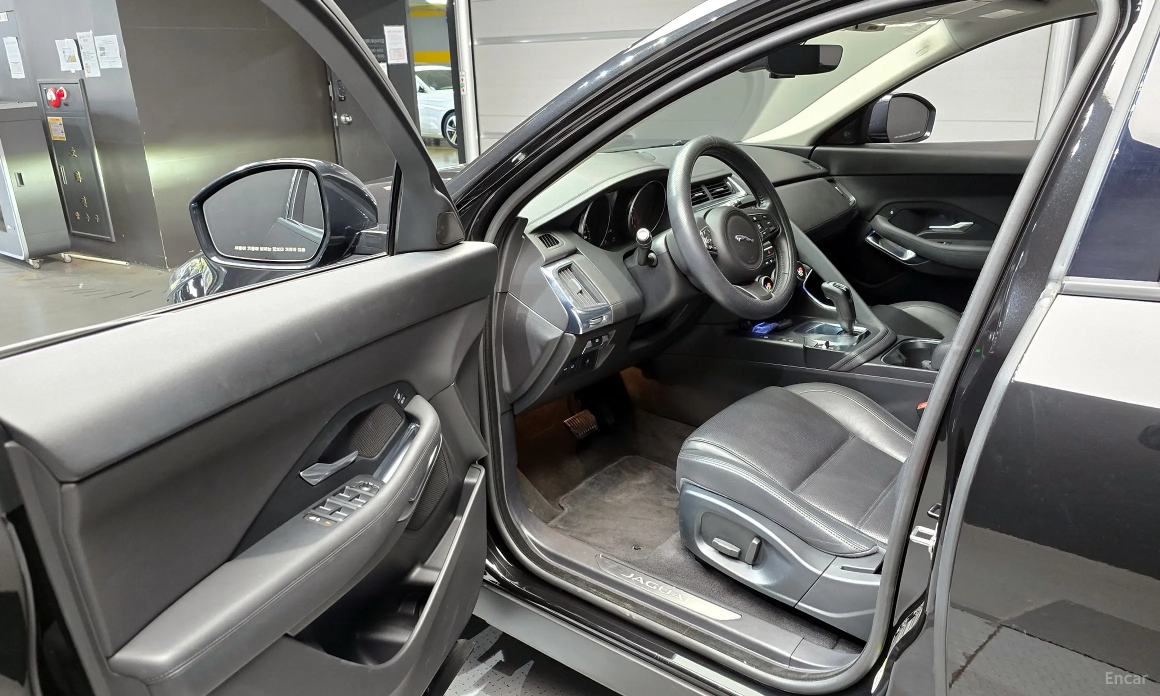 Jaguar E-PACE превью 11