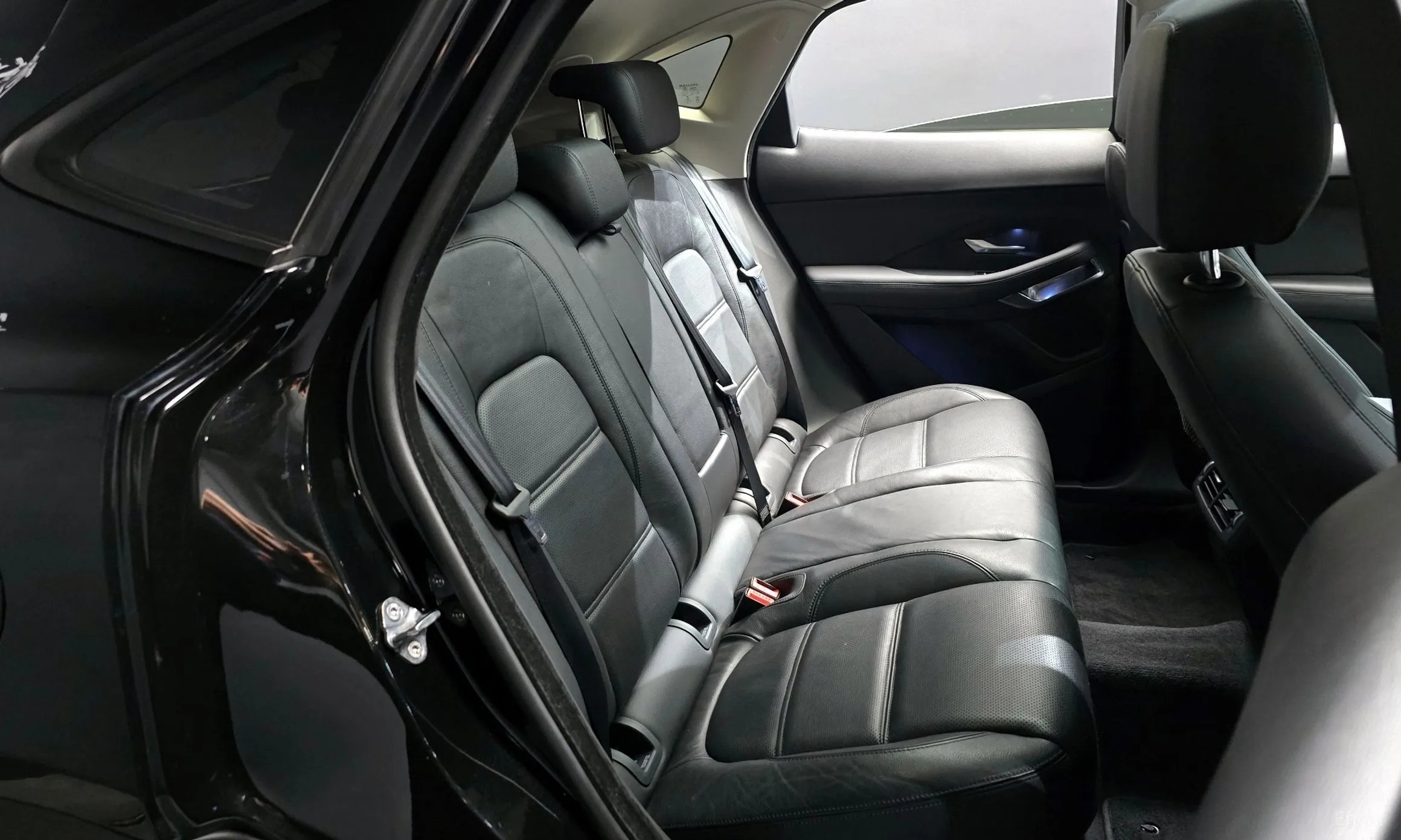 Jaguar E-PACE превью 12