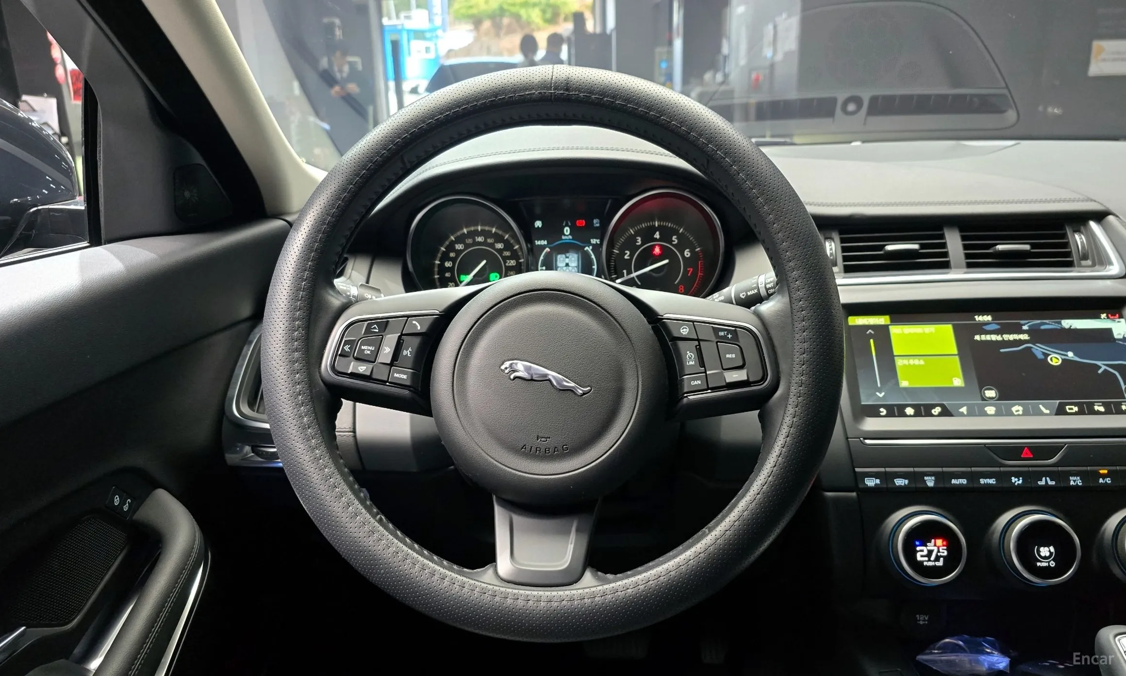Jaguar E-PACE превью 14