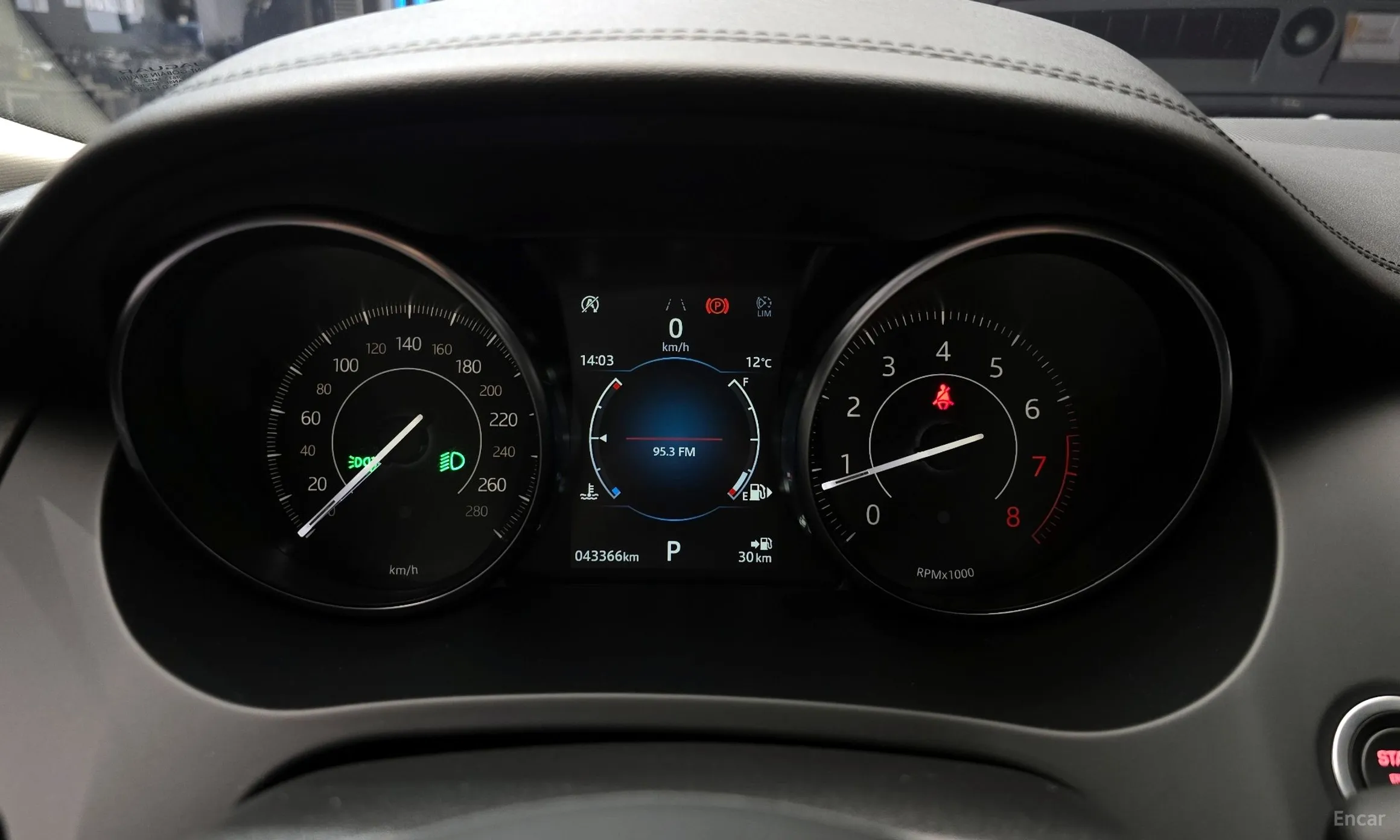 Jaguar E-PACE превью 8