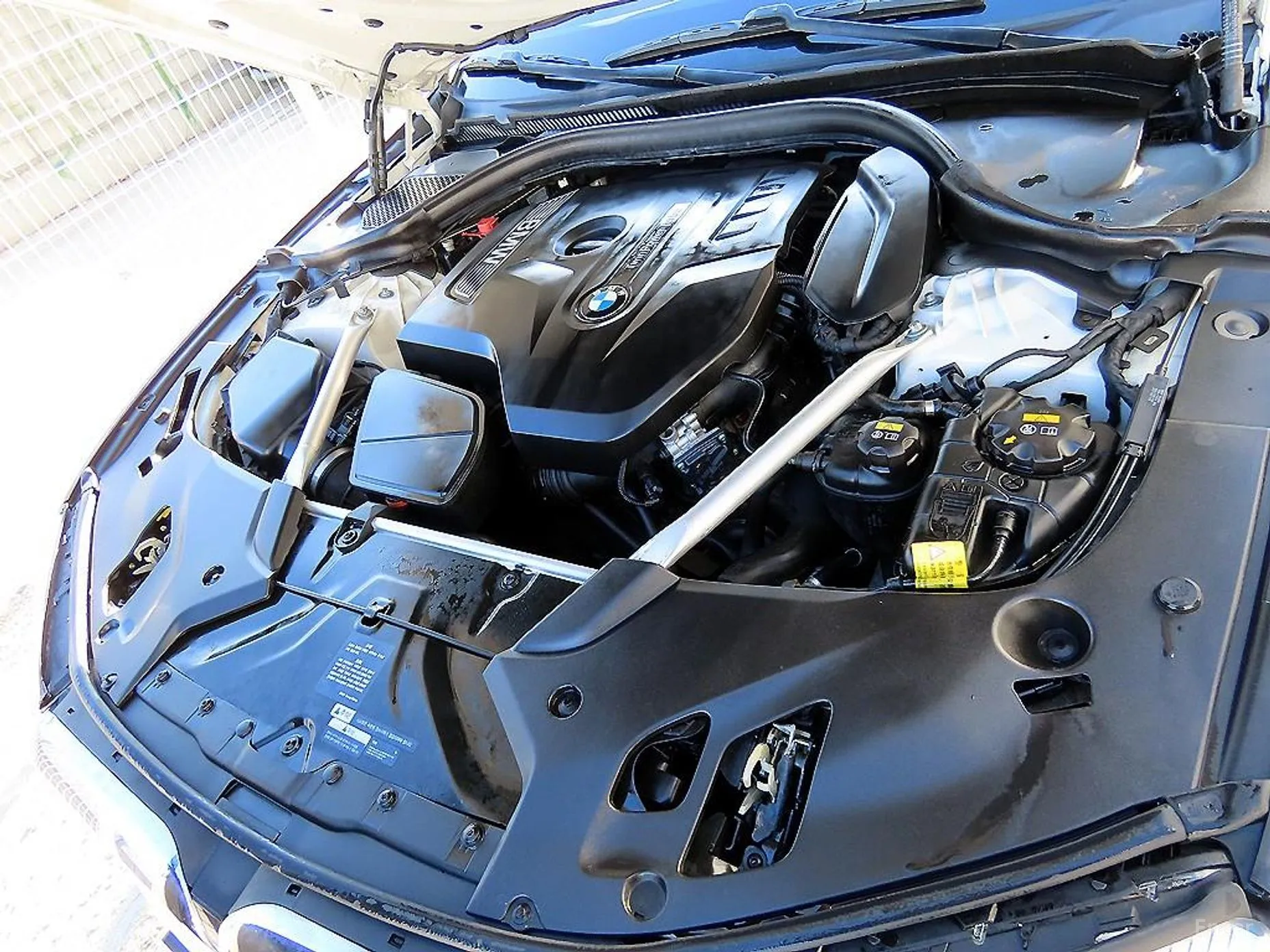 BMW 5 Series (G30) превью 19