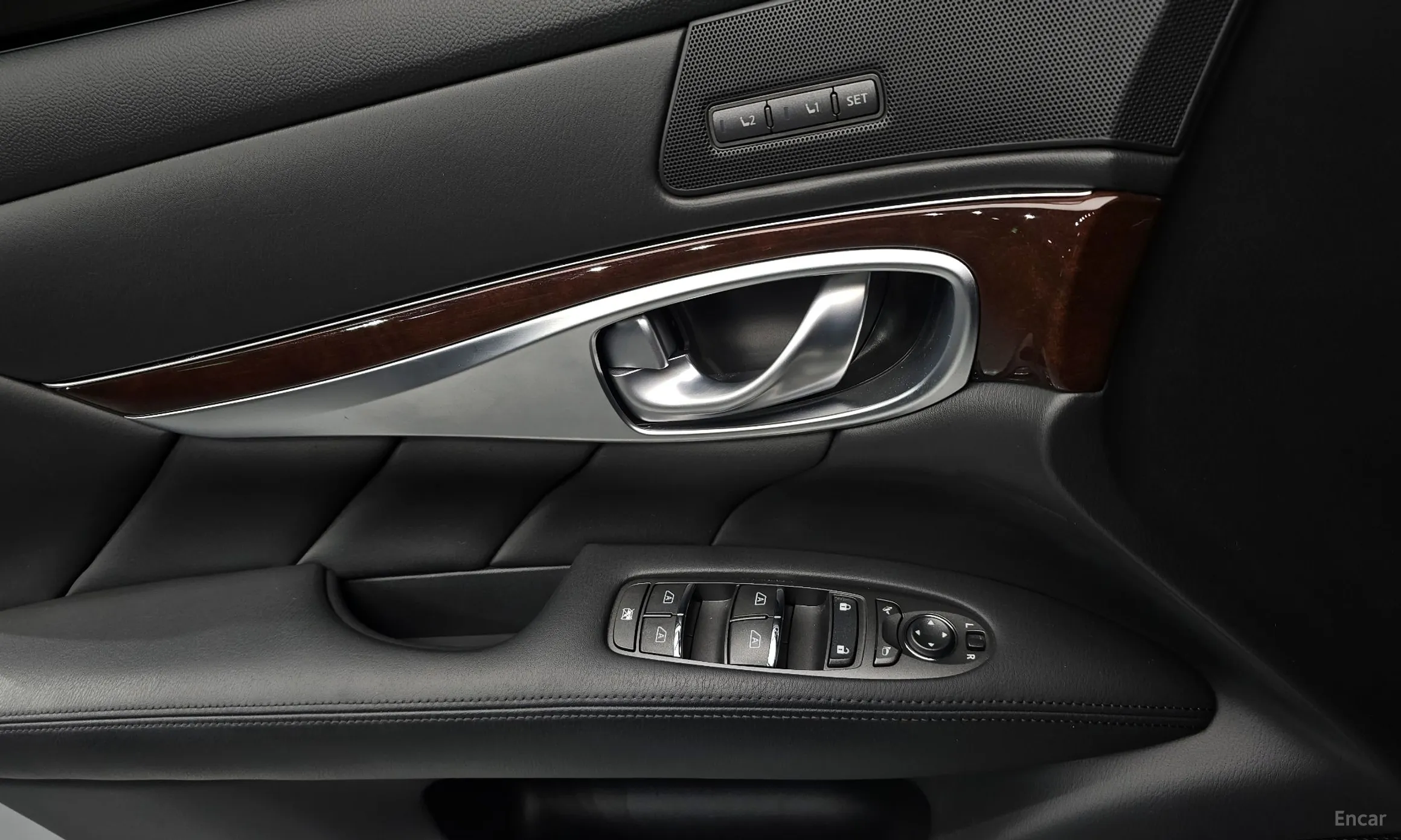 Infiniti Q70 превью 18