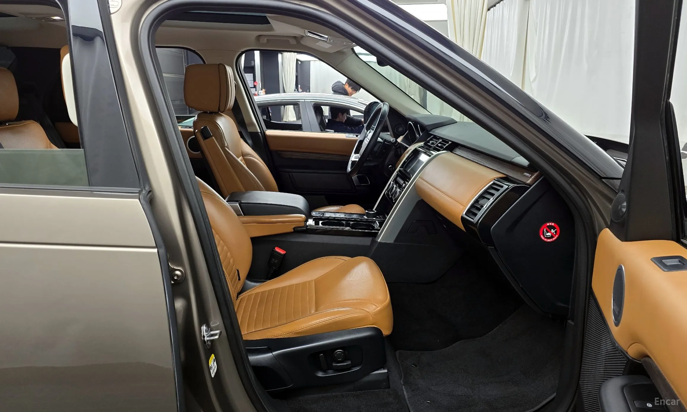 Land Rover Discovery 5 превью 11