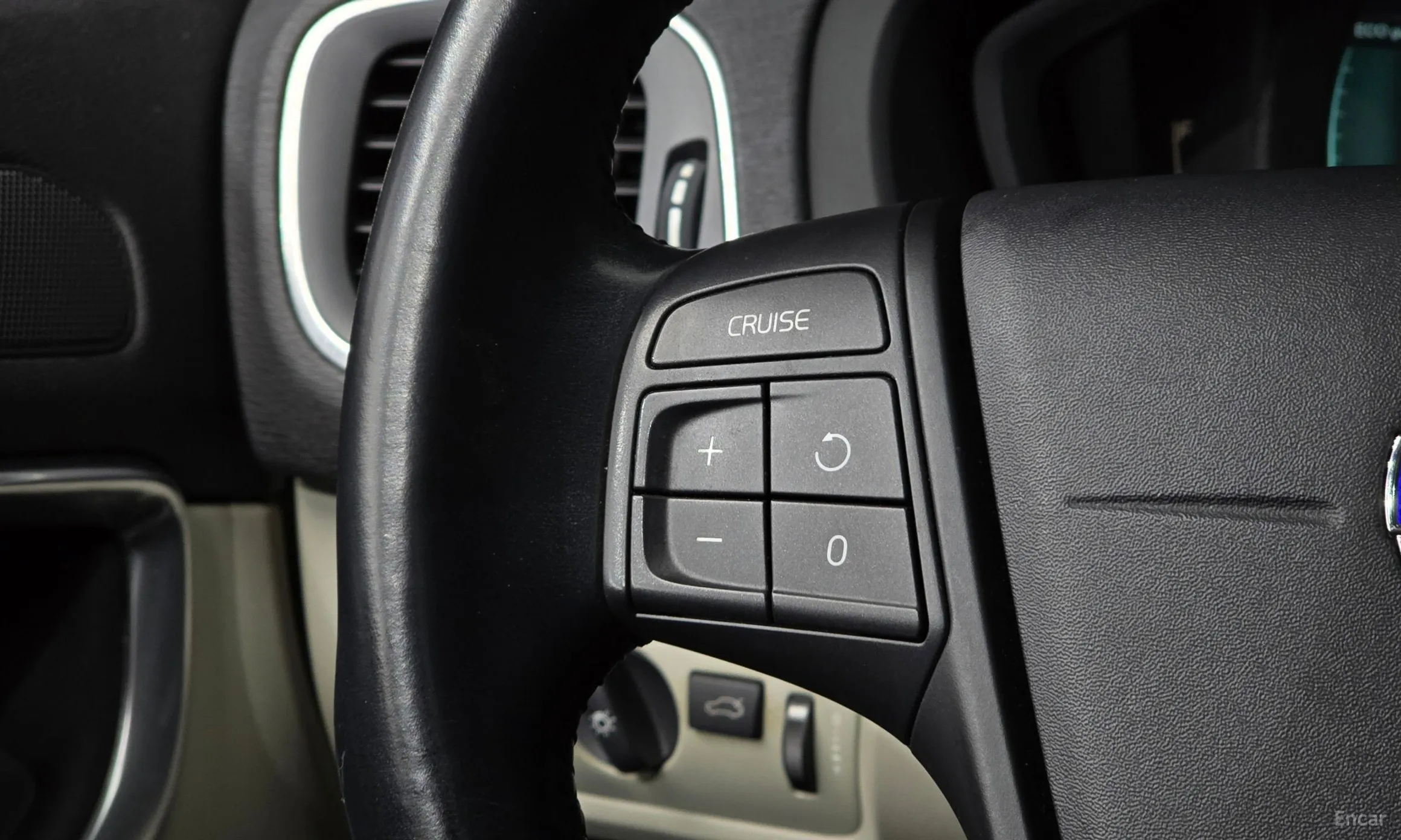 Volvo V40 превью 18