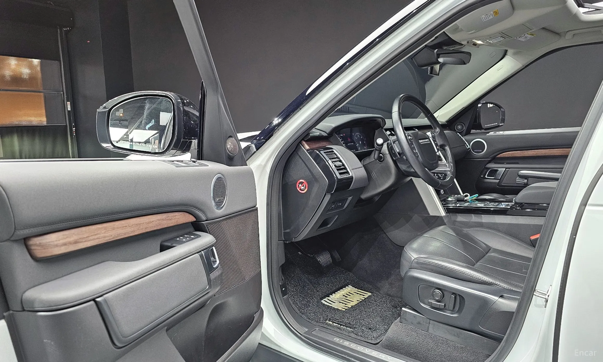 Land Rover Discovery 5 превью 11