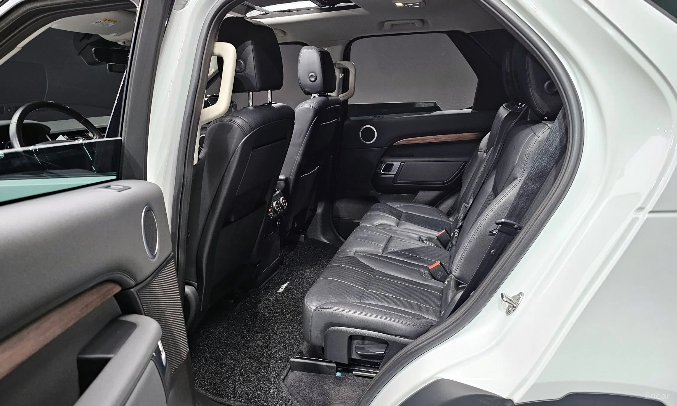 Land Rover Discovery 5 превью 12