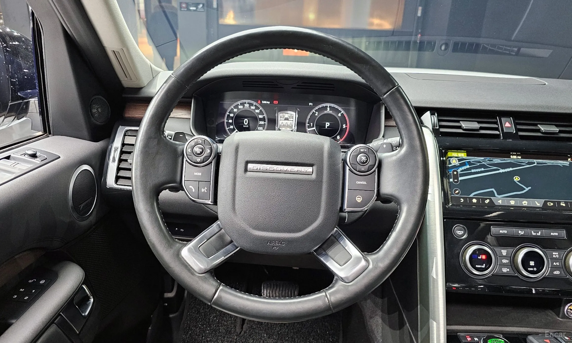 Land Rover Discovery 5 превью 13