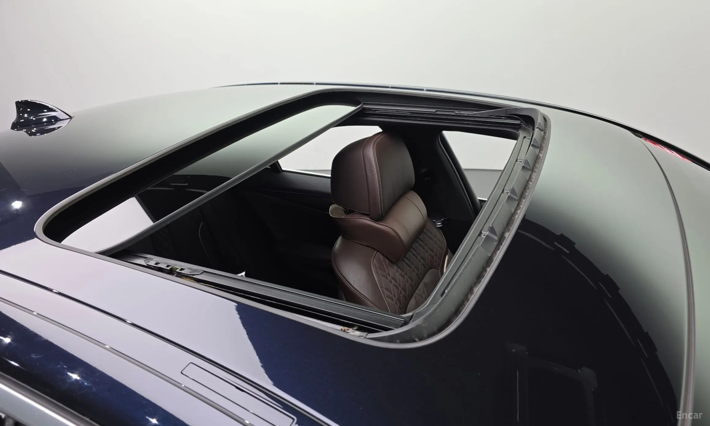 BMW 5 Series (G30) превью 12