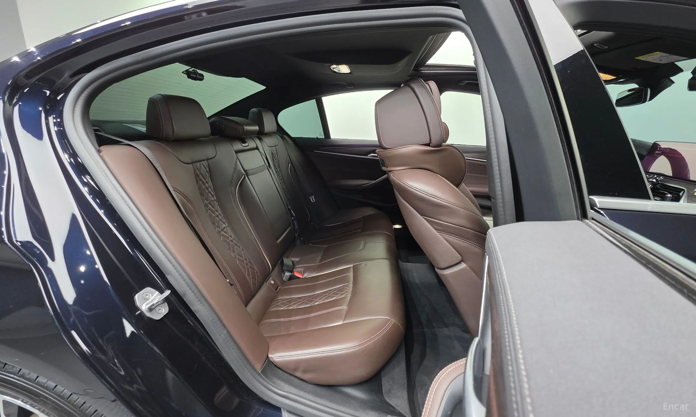 BMW 5 Series (G30) превью 19