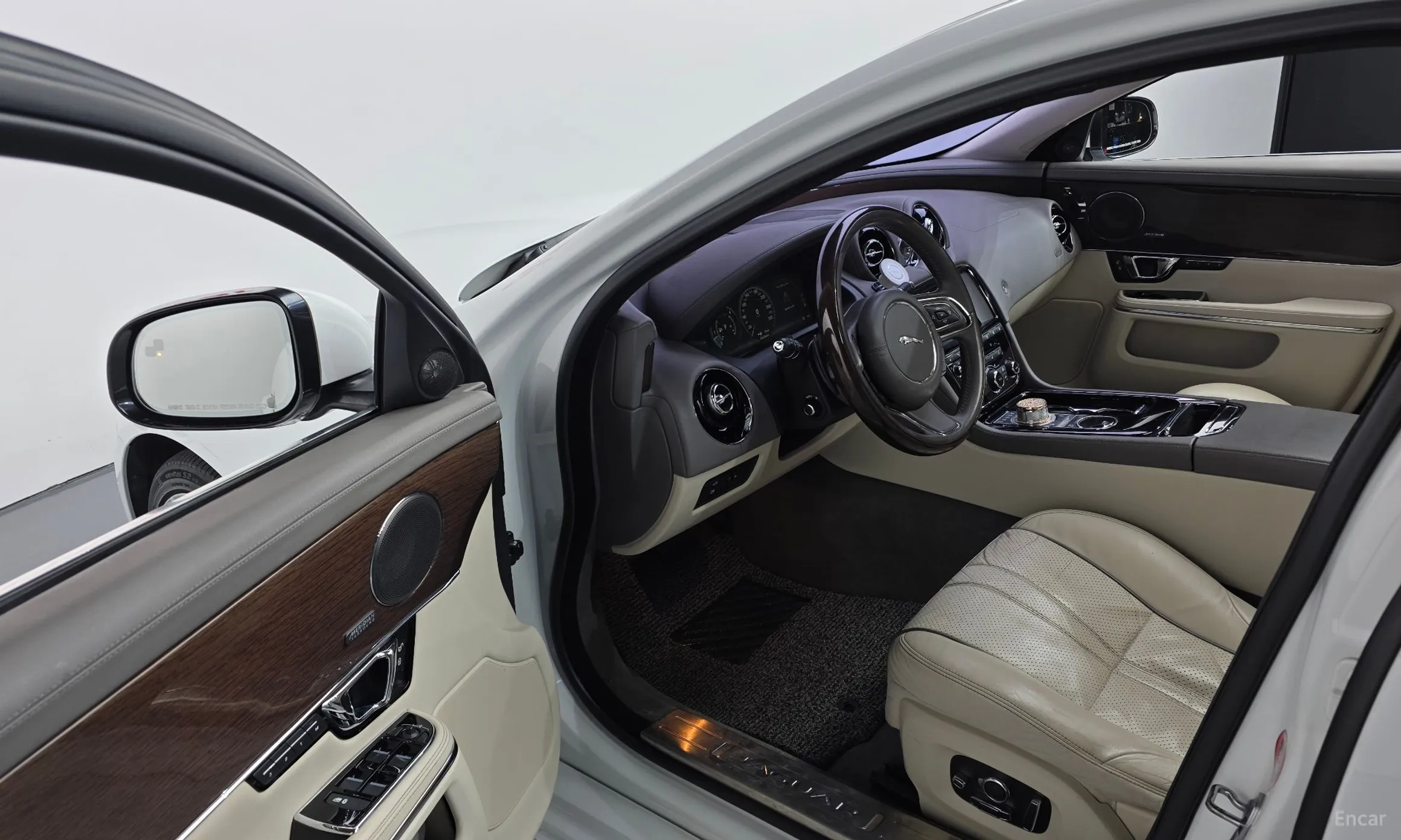 Jaguar All New XJ превью 12