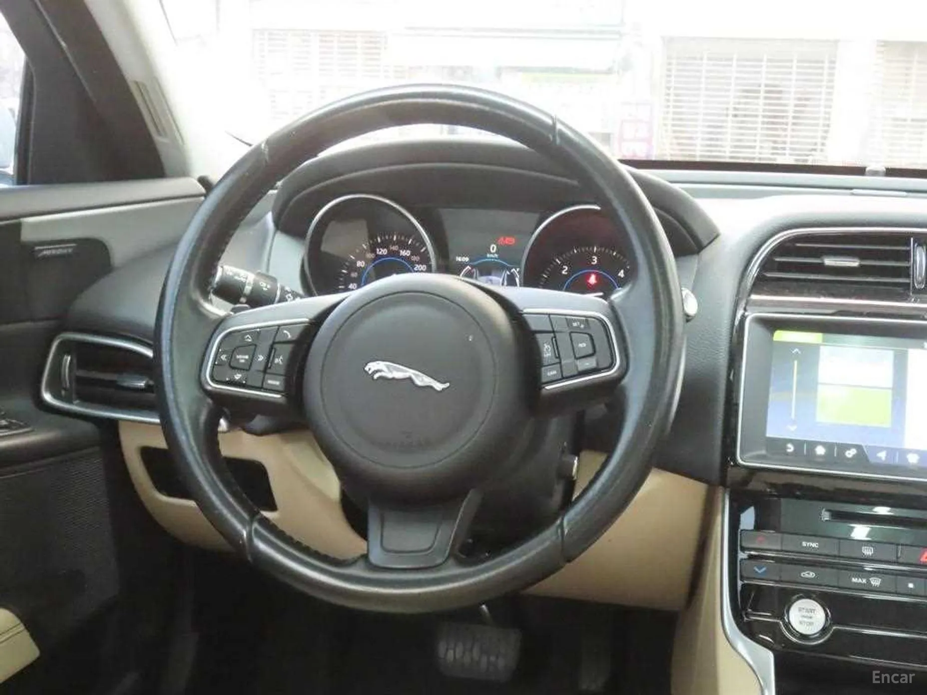 Jaguar XE превью 17