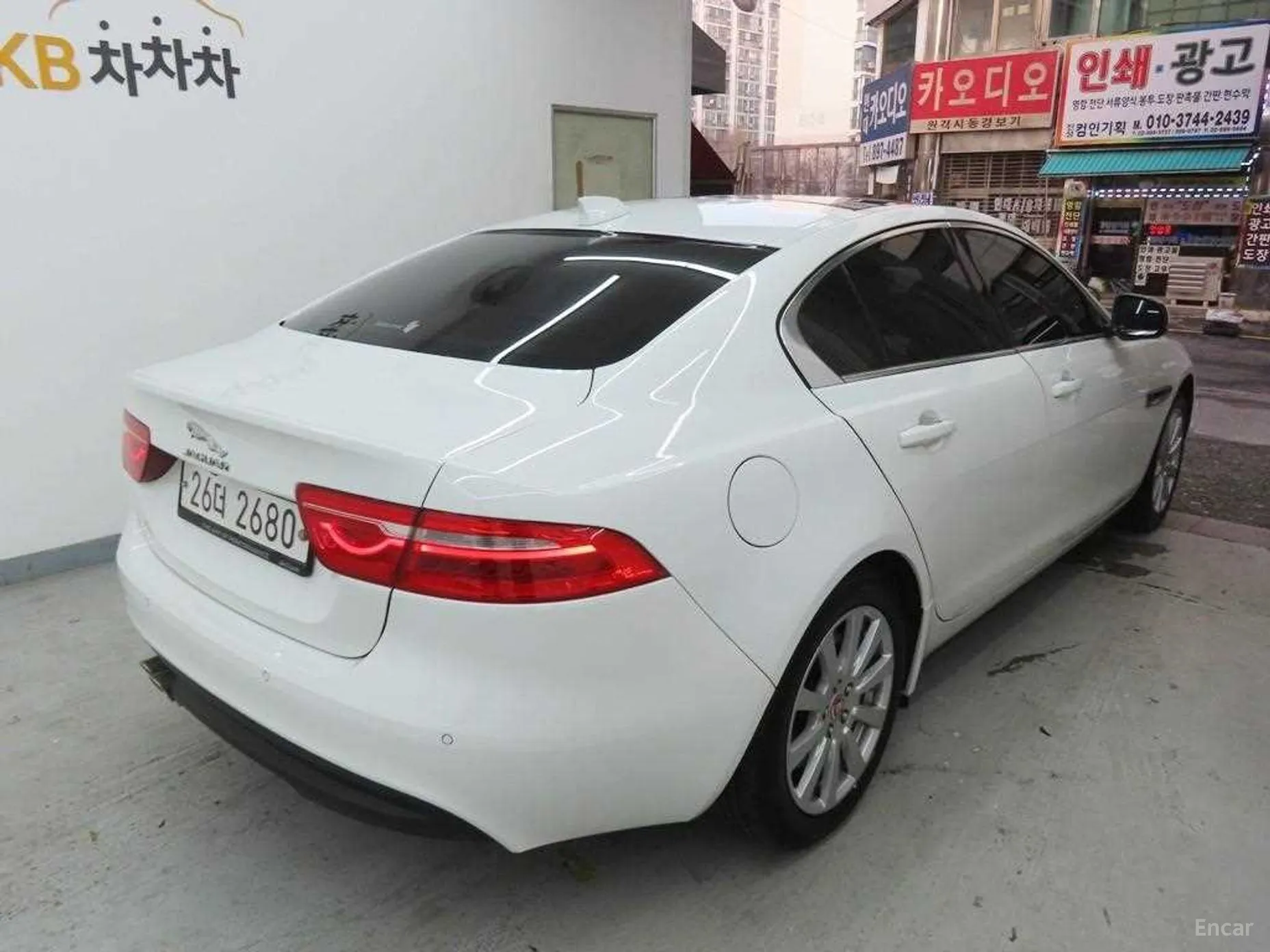Jaguar XE превью 4