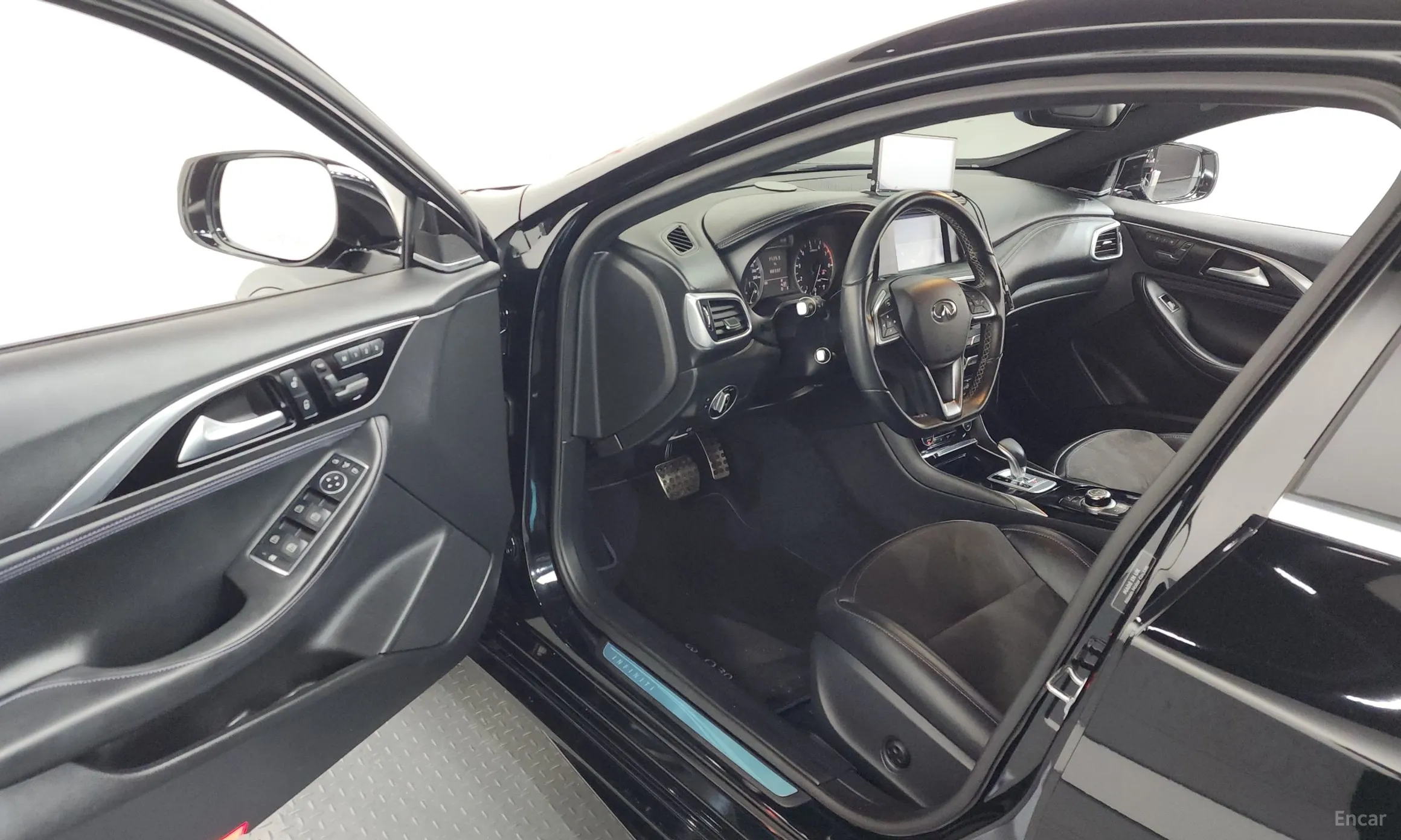 Infiniti Q30 превью 10