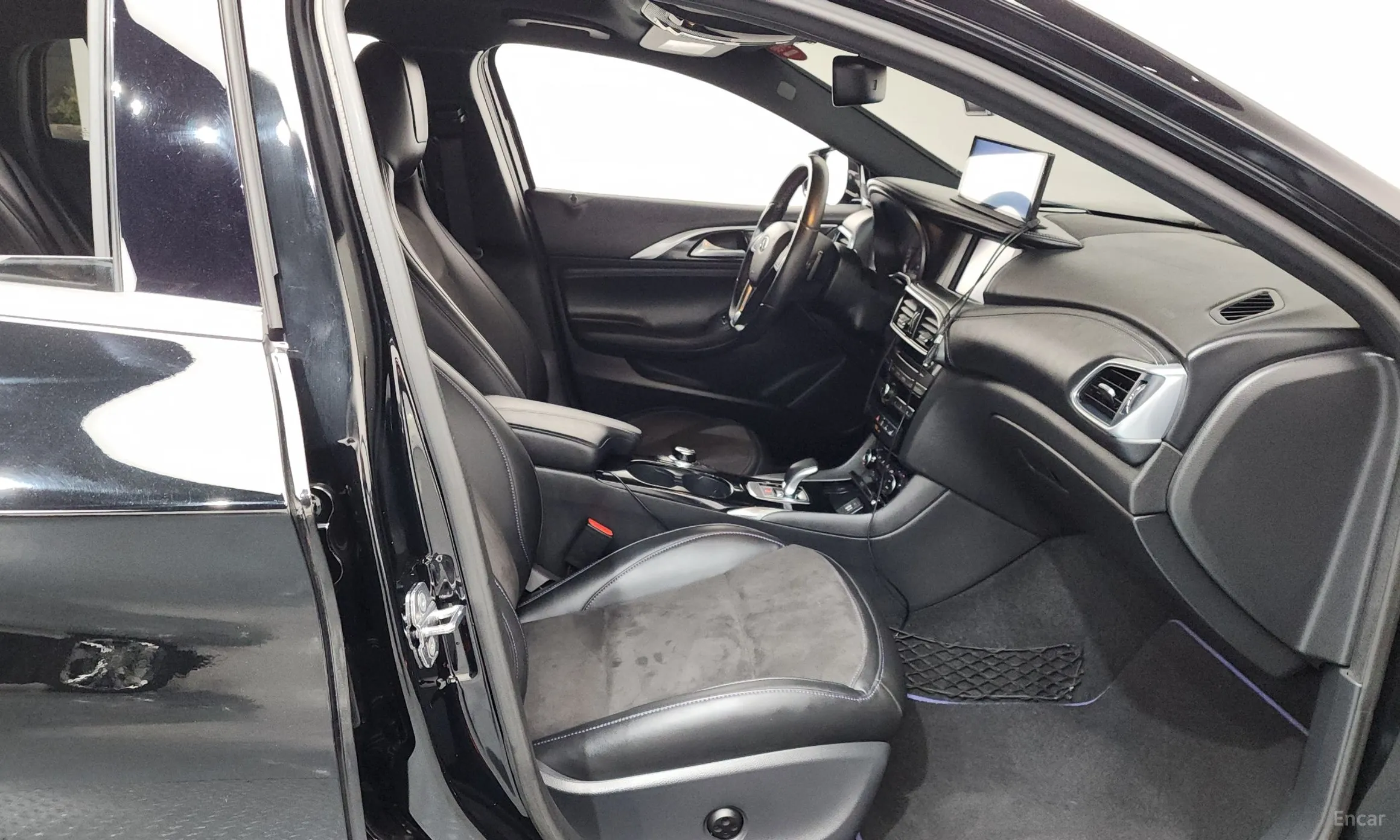 Infiniti Q30 превью 11