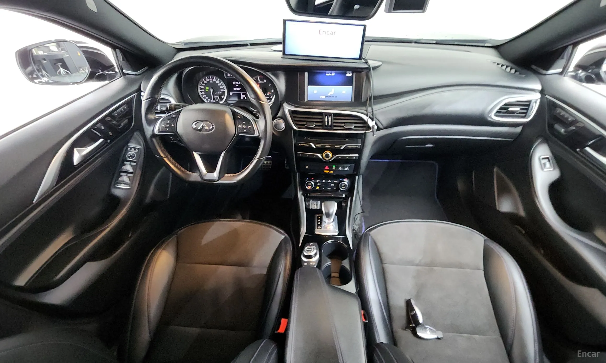 Infiniti Q30 превью 7