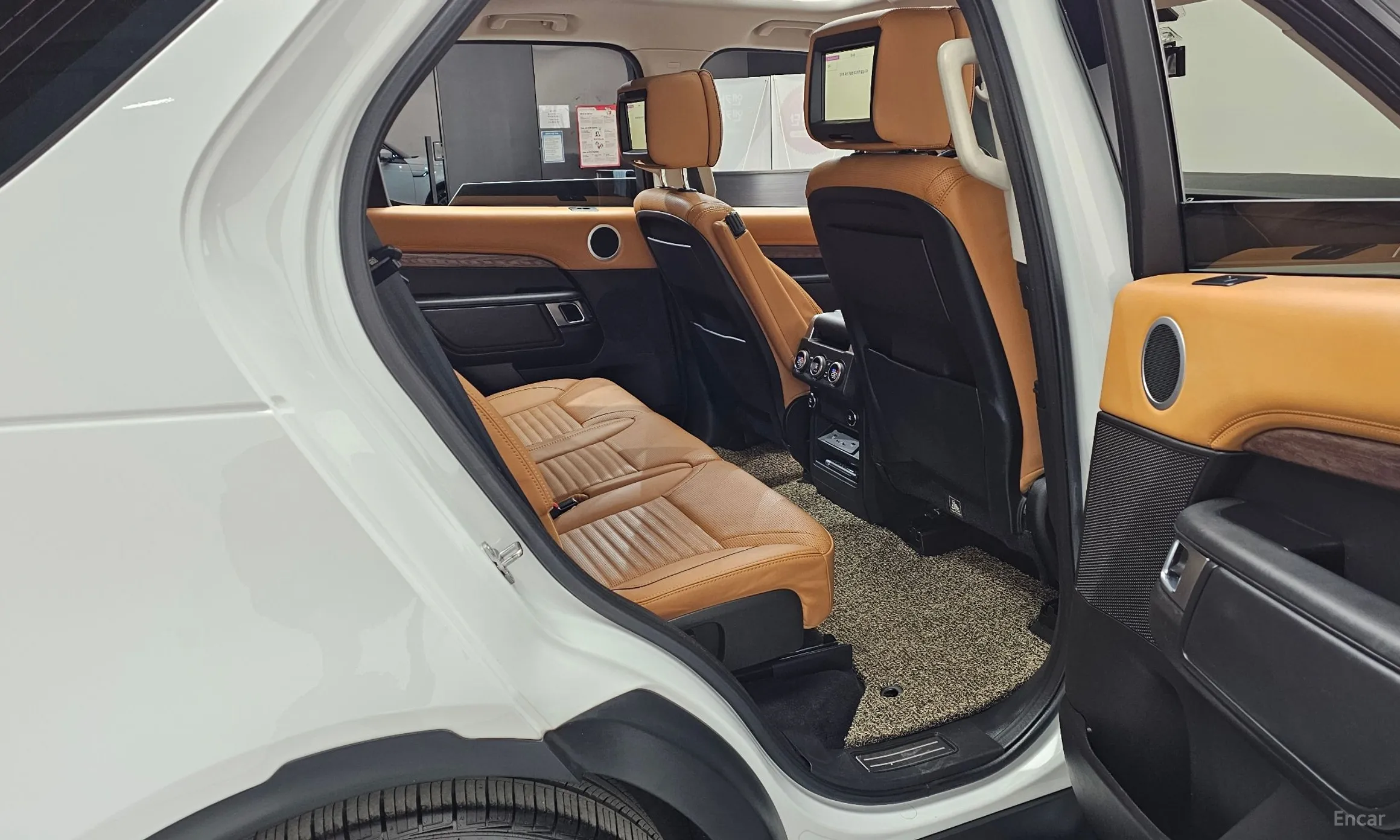 Land Rover Discovery 5 превью 12