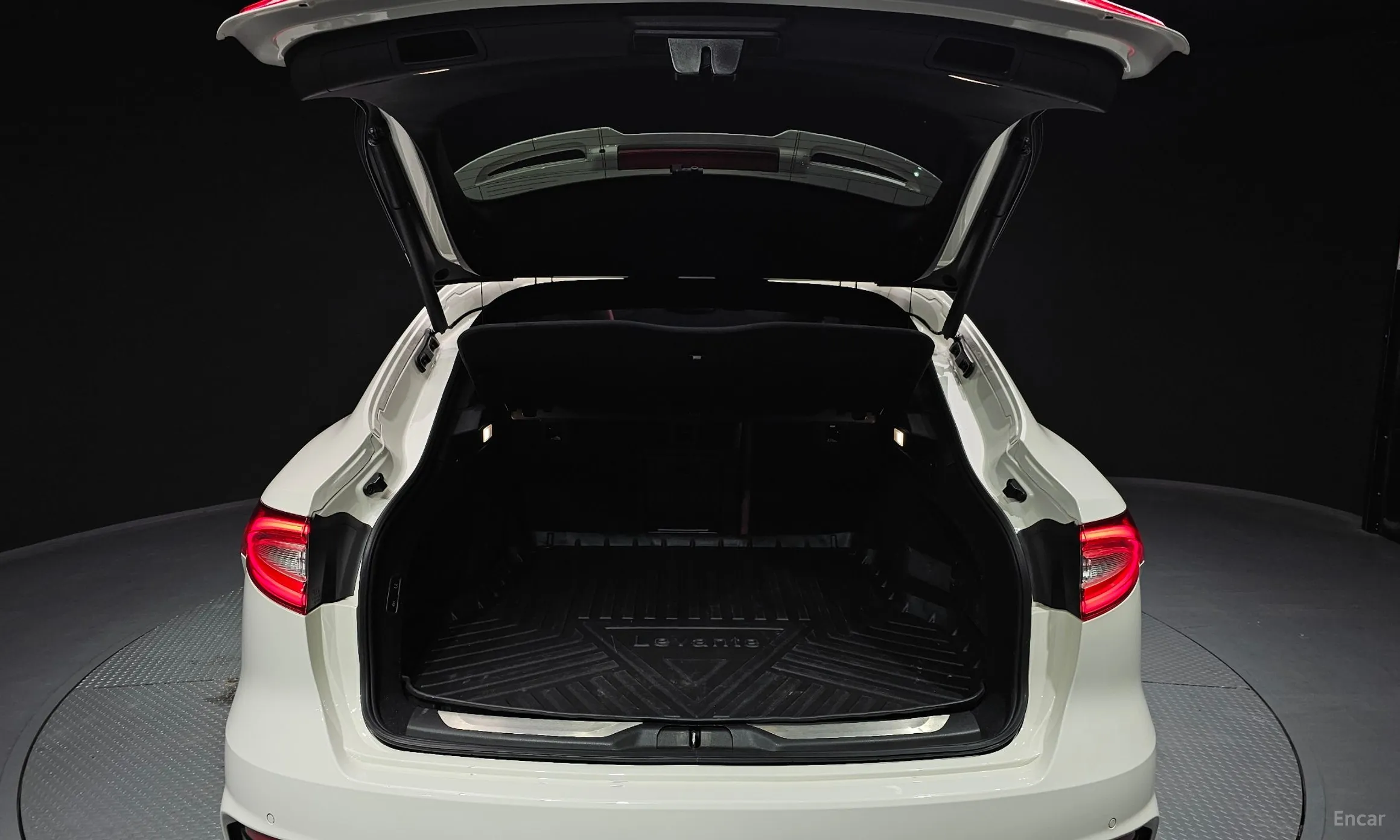 Maserati Levante превью 20