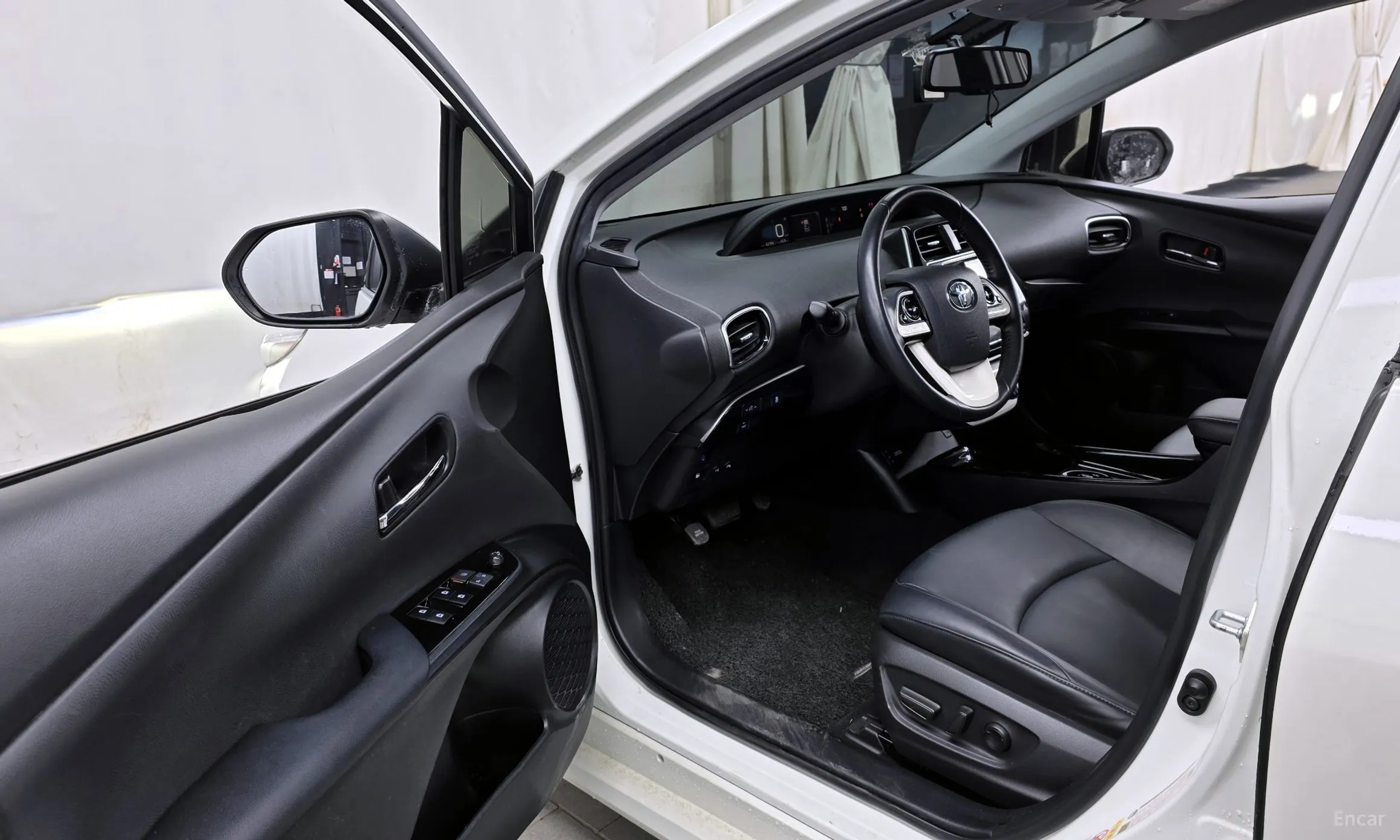Toyota Prius Prime превью 10