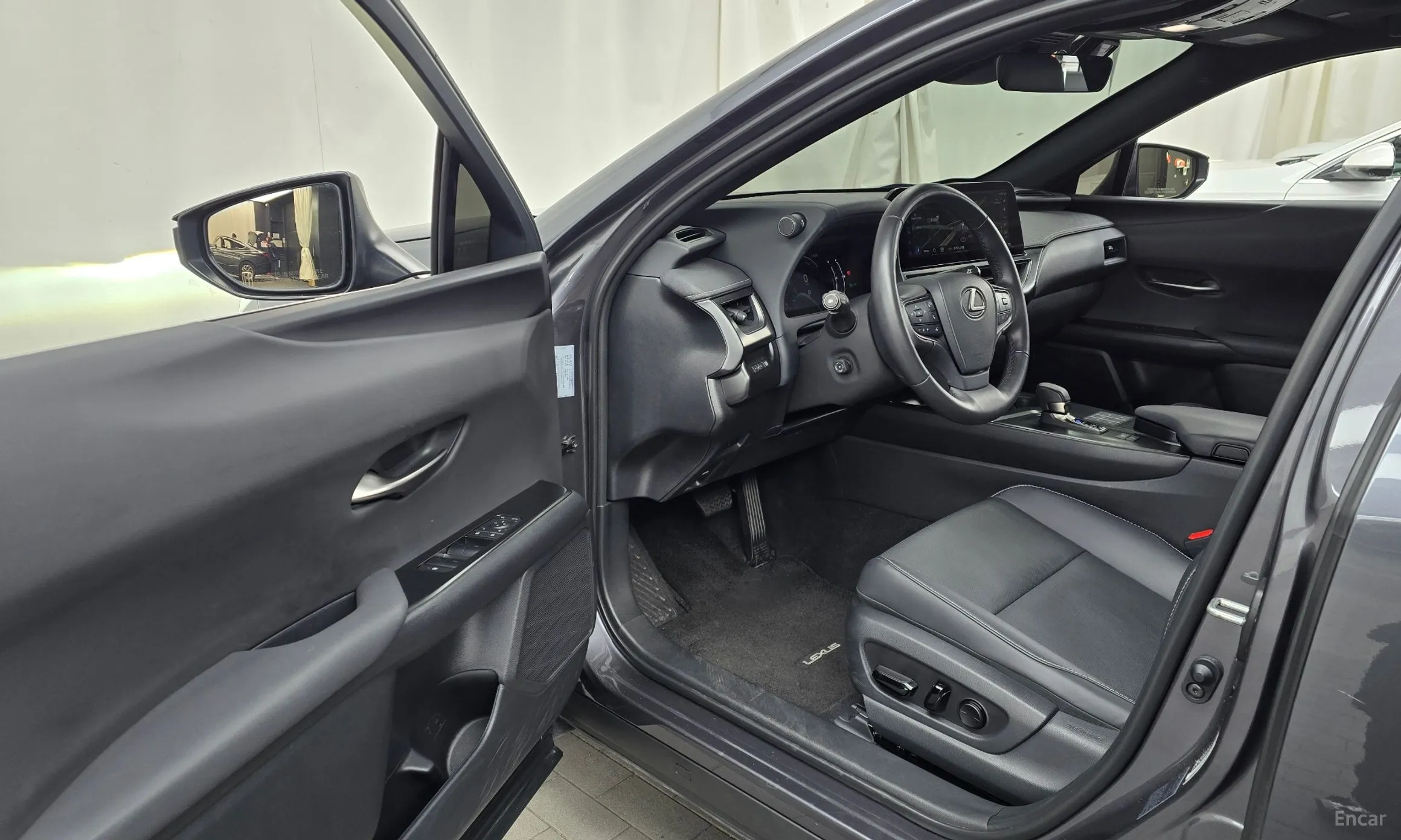 Lexus UX300h превью 10