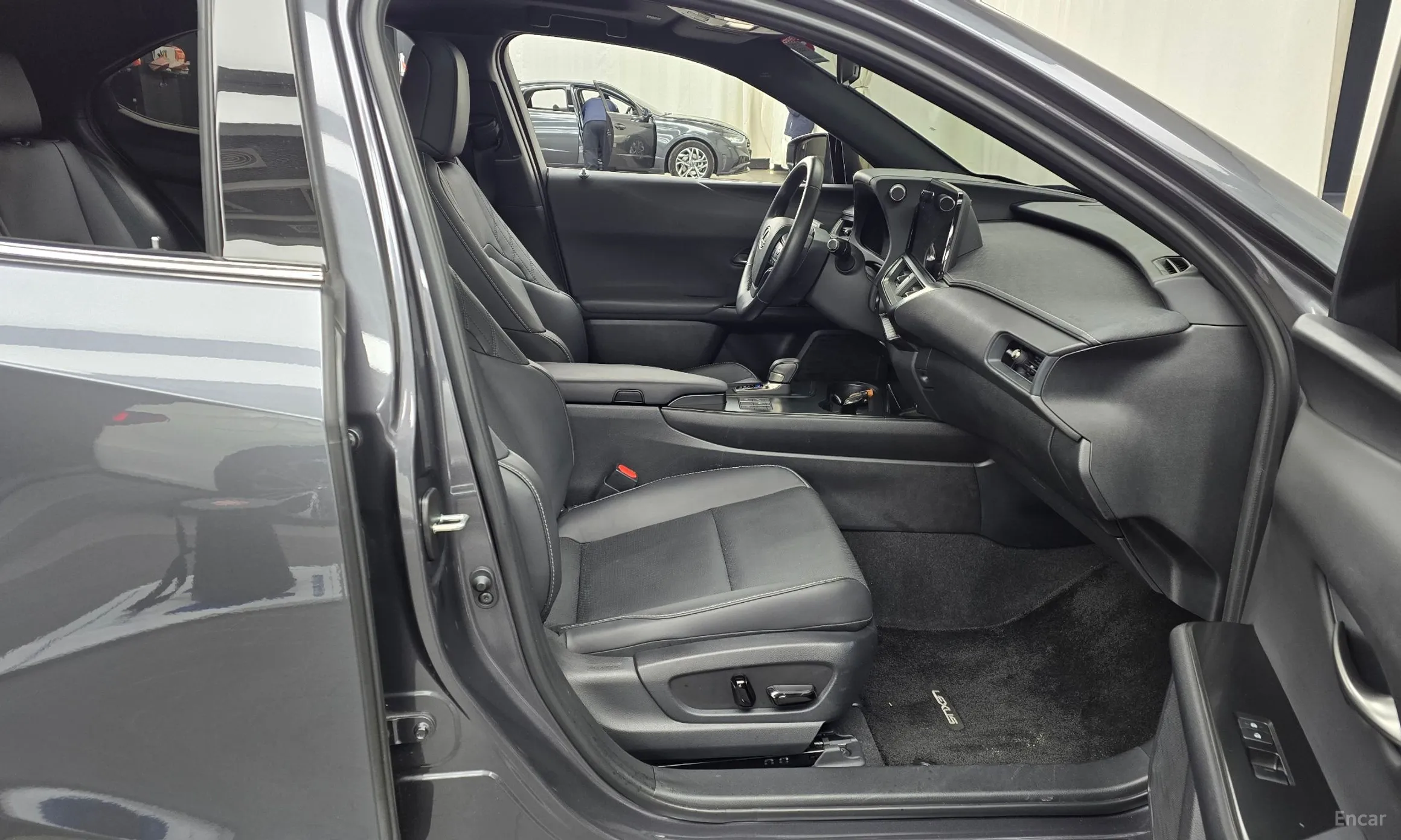 Lexus UX300h превью 11