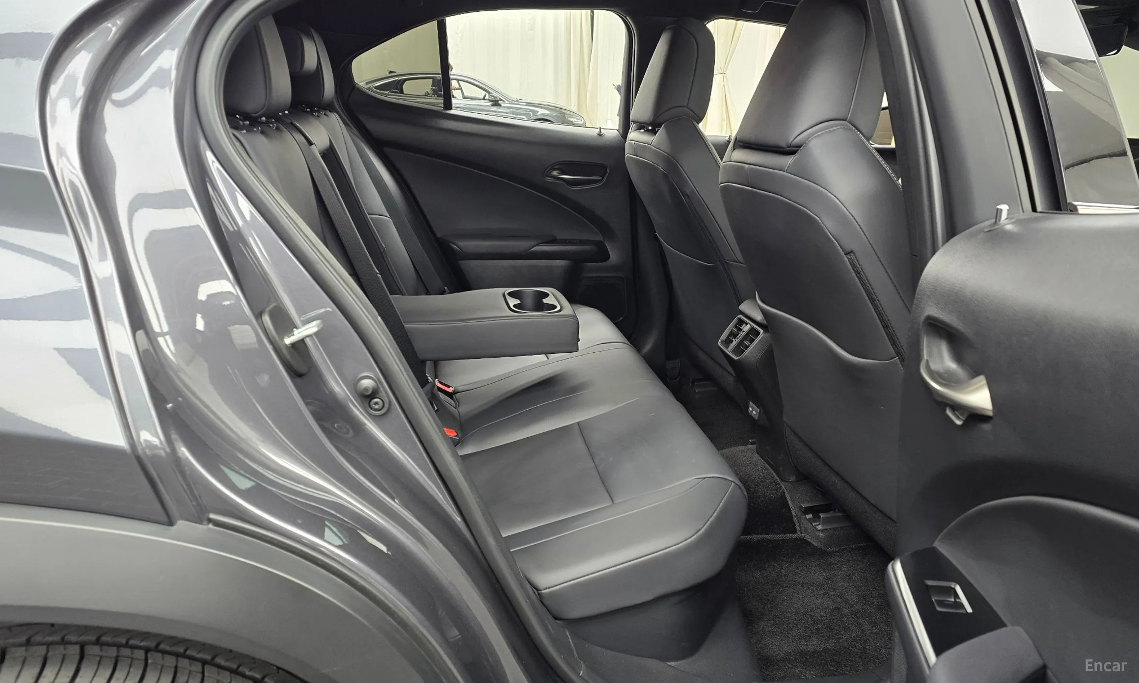 Lexus UX300h превью 12