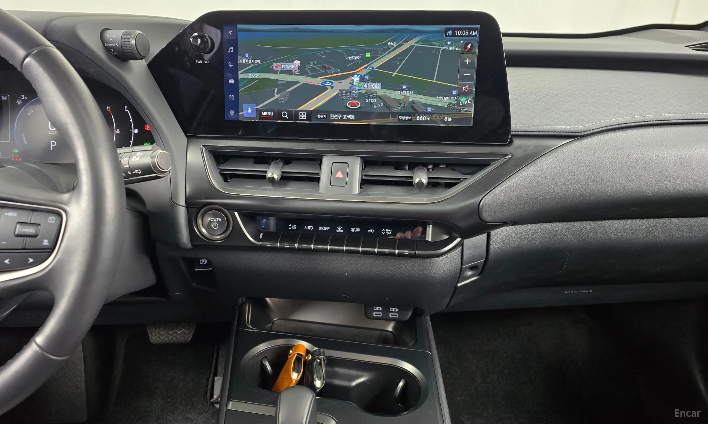 Lexus UX300h превью 14