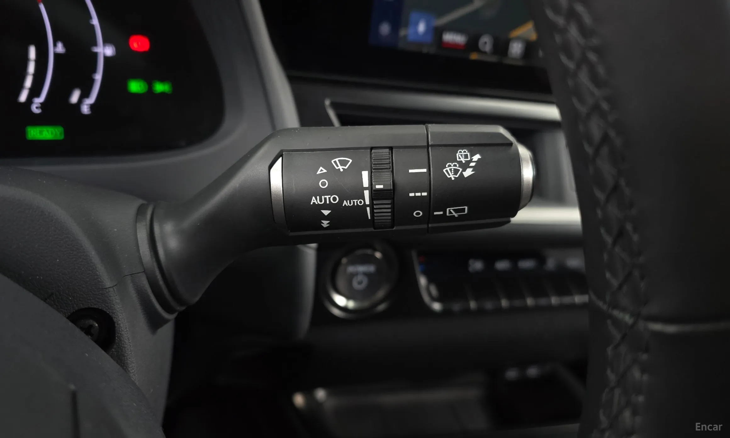 Lexus UX300h превью 19